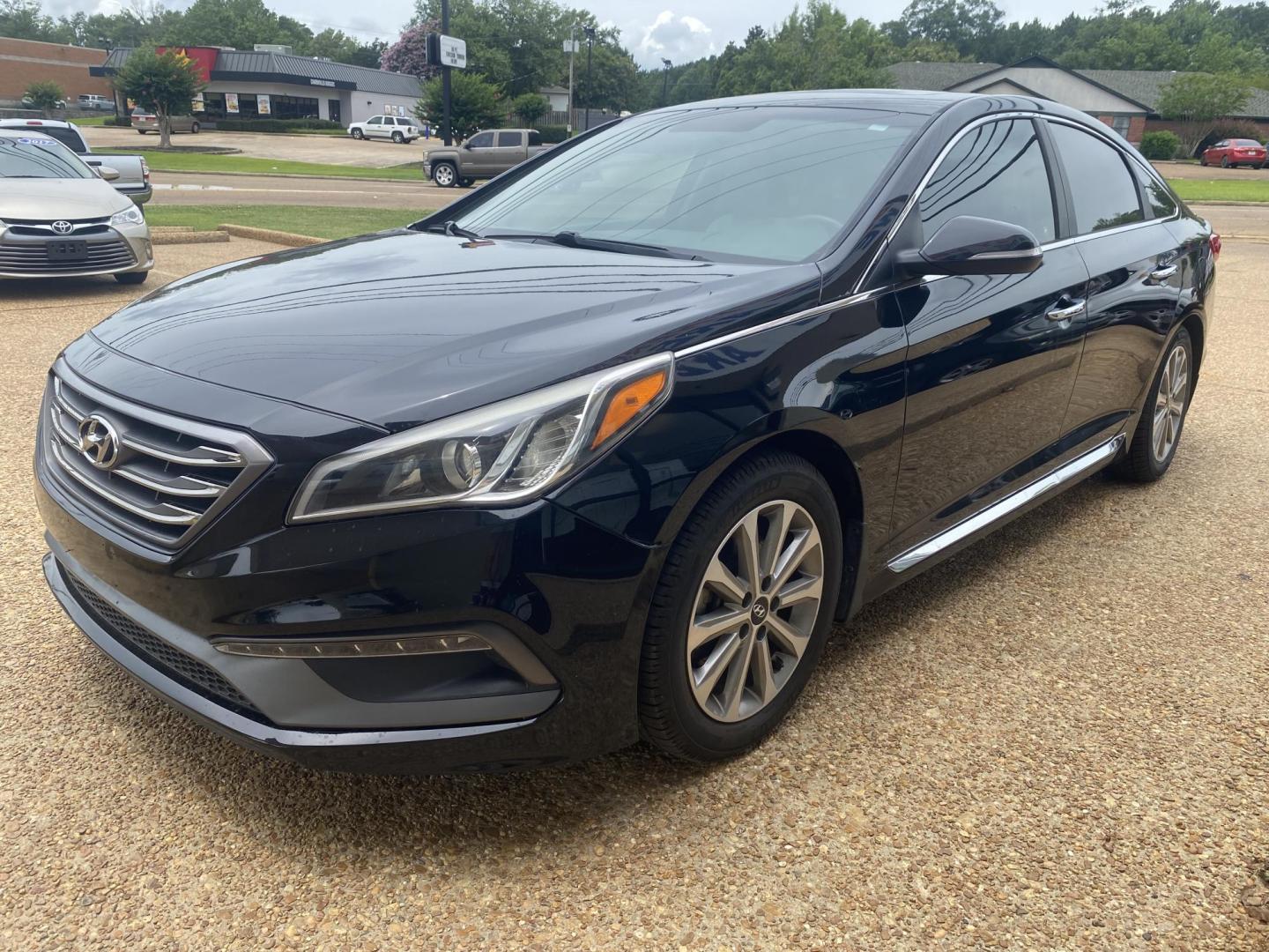 2017 BLACK HYUNDAI SONATA LIMITED; SPOR (5NPE34AF7HH) , located at 922 W. Beacon St., Philadelphia, MS, 39350, (601) 650-3675, 32.770447, -89.127151 - Photo#2