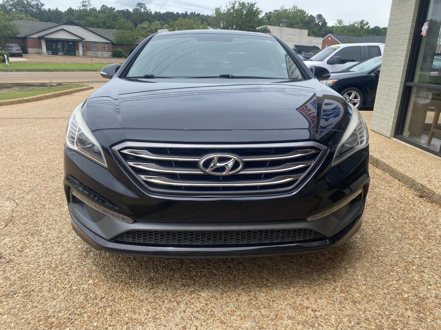 2017 BLACK HYUNDAI SONATA LIMITED; SPOR (5NPE34AF7HH) , located at 922 W. Beacon St., Philadelphia, MS, 39350, (601) 650-3675, 32.770447, -89.127151 - Photo#1