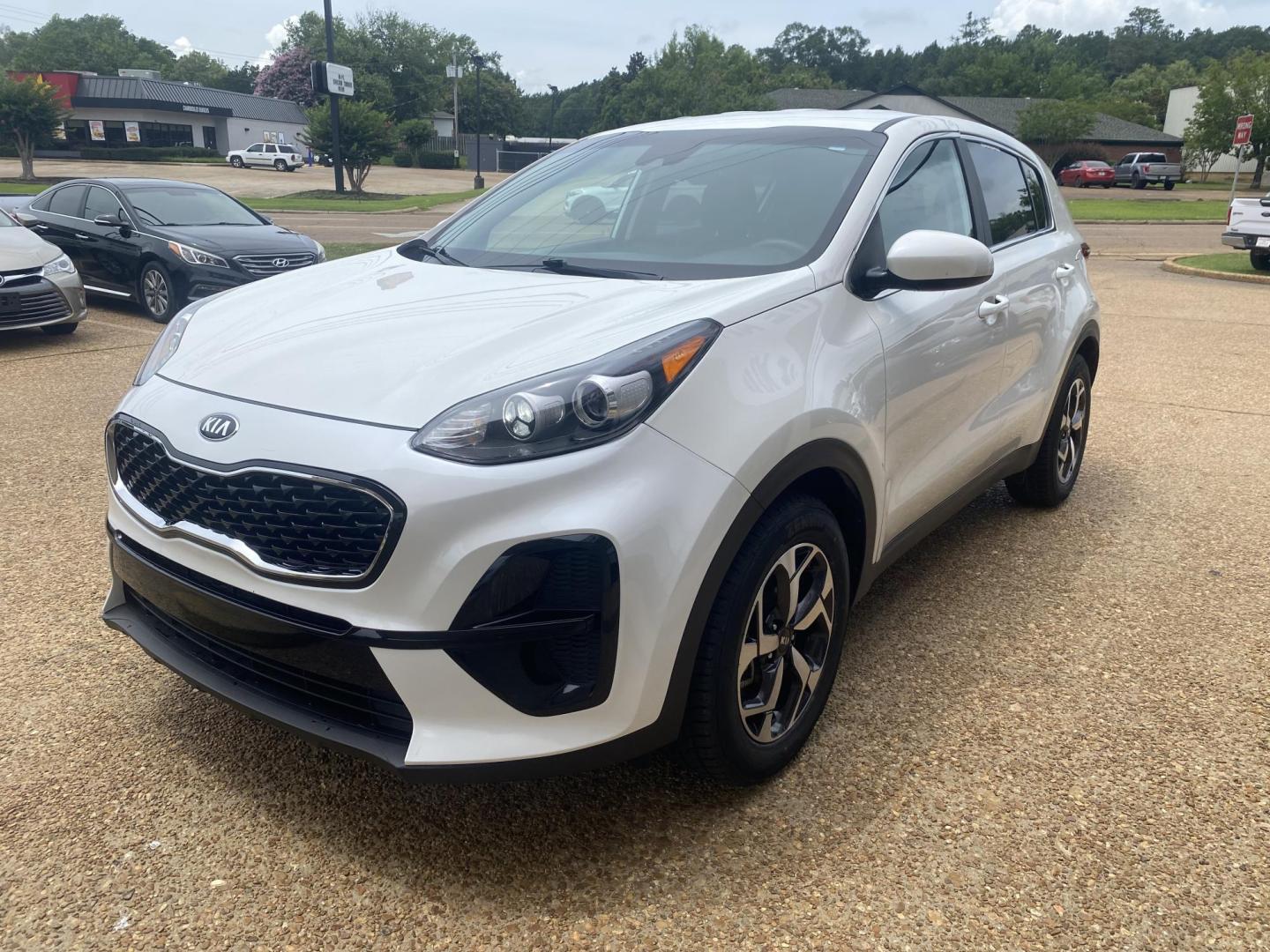 2021 WHITE KIA SPORTAGE LX (KNDPM3AC5M7) , located at 922 W. Beacon St., Philadelphia, MS, 39350, (601) 650-3675, 32.770447, -89.127151 - Photo#2