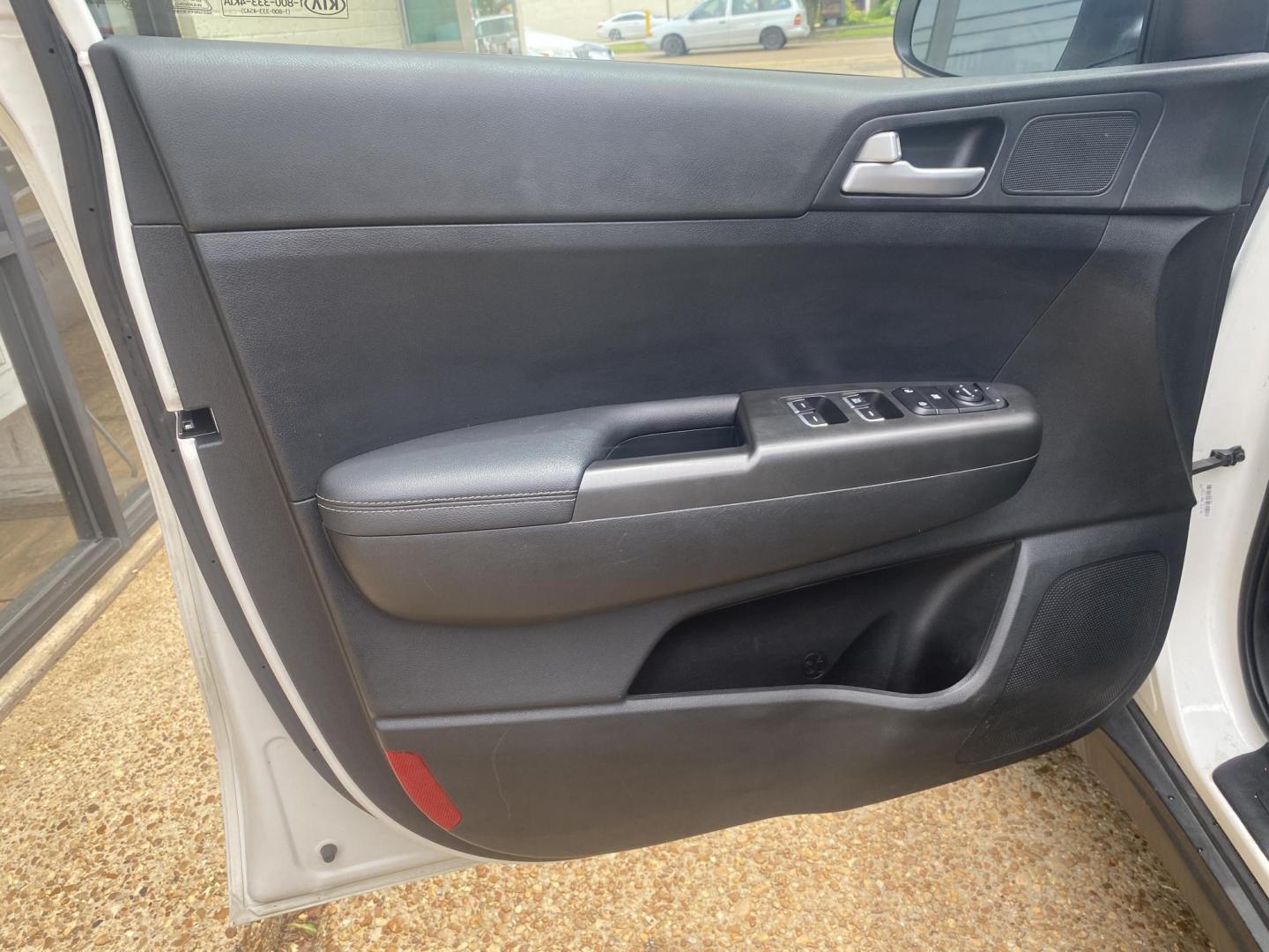 2021 WHITE KIA SPORTAGE LX (KNDPM3AC5M7) , located at 922 W. Beacon St., Philadelphia, MS, 39350, (601) 650-3675, 32.770447, -89.127151 - Photo#8