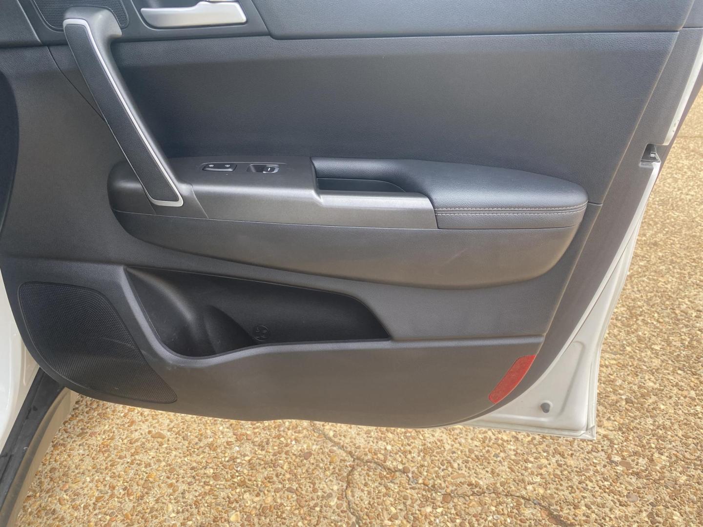 2021 WHITE KIA SPORTAGE LX (KNDPM3AC5M7) , located at 922 W. Beacon St., Philadelphia, MS, 39350, (601) 650-3675, 32.770447, -89.127151 - Photo#11