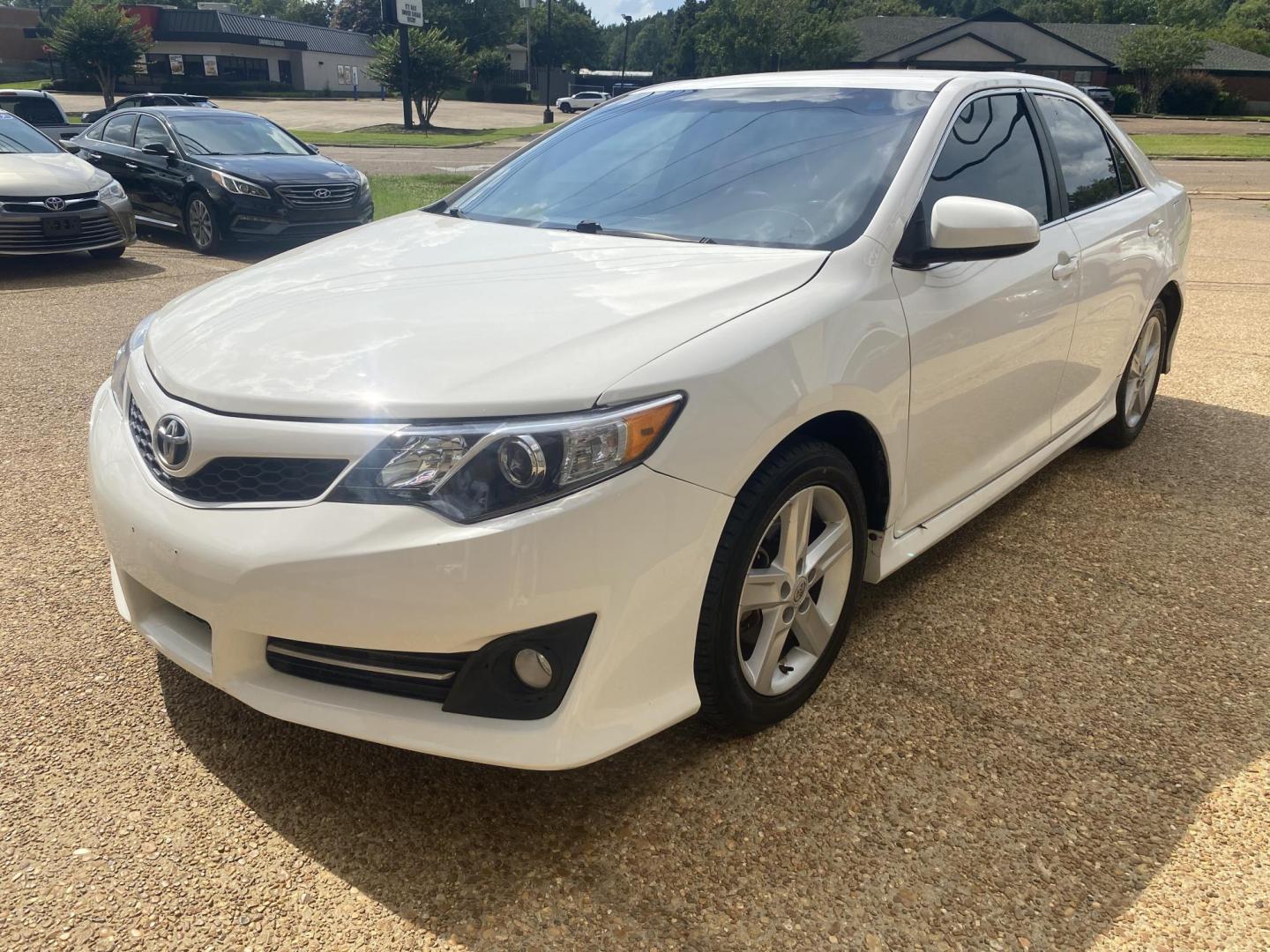 2012 WHITE TOYOTA CAMRY SE (4T1BF1FK5CU) , located at 922 W. Beacon St., Philadelphia, MS, 39350, (601) 650-3675, 32.770447, -89.127151 - Photo#2