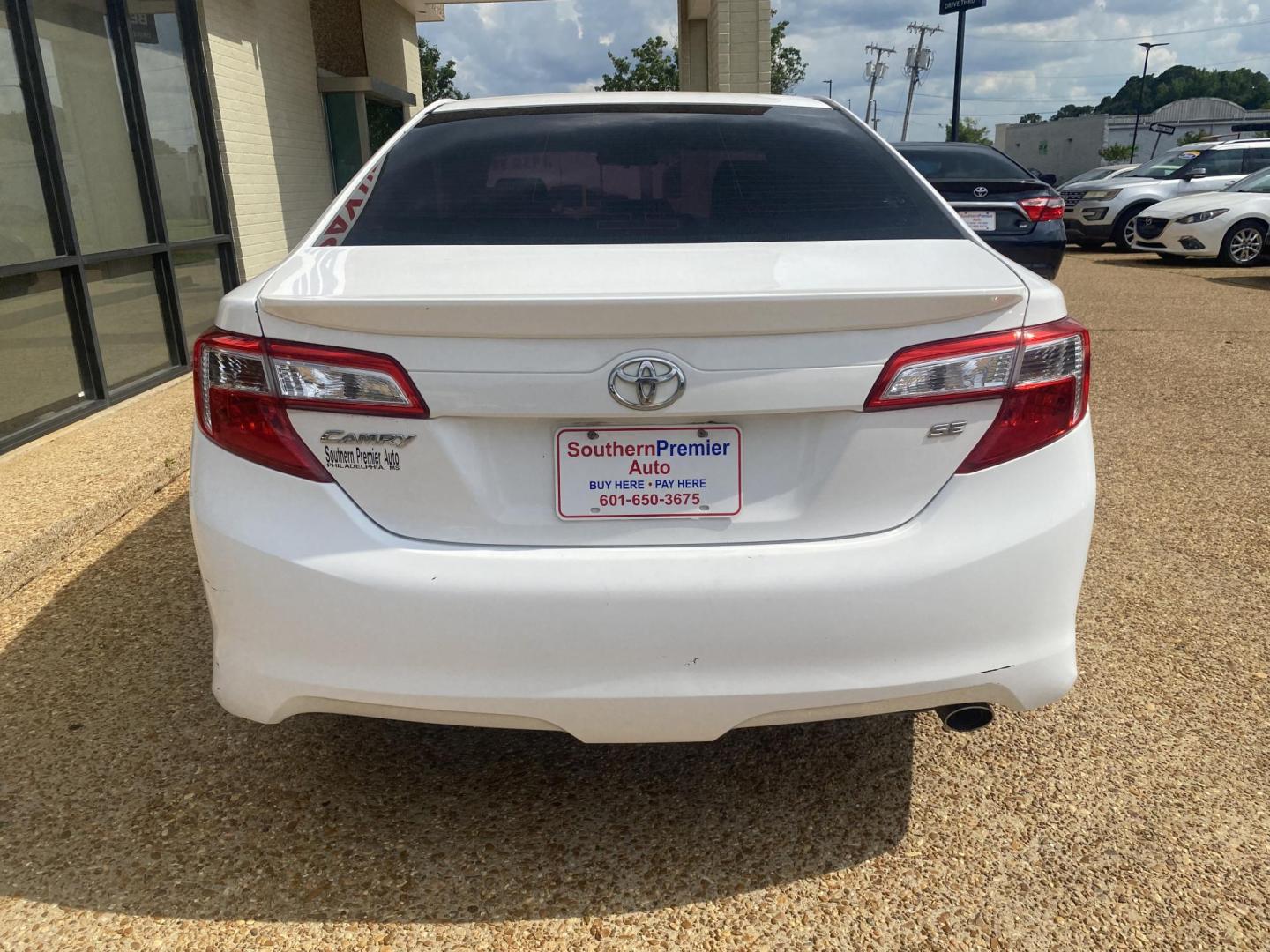 2012 WHITE TOYOTA CAMRY SE (4T1BF1FK5CU) , located at 922 W. Beacon St., Philadelphia, MS, 39350, (601) 650-3675, 32.770447, -89.127151 - Photo#4