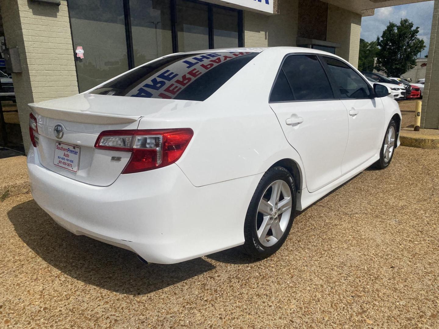 2012 WHITE TOYOTA CAMRY SE (4T1BF1FK5CU) , located at 922 W. Beacon St., Philadelphia, MS, 39350, (601) 650-3675, 32.770447, -89.127151 - Photo#5