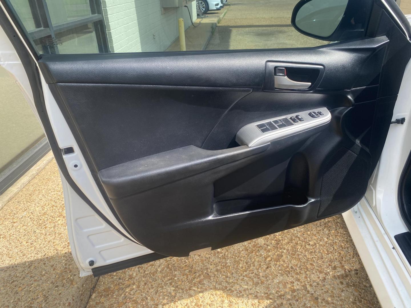 2012 WHITE TOYOTA CAMRY SE (4T1BF1FK5CU) , located at 922 W. Beacon St., Philadelphia, MS, 39350, (601) 650-3675, 32.770447, -89.127151 - Photo#8