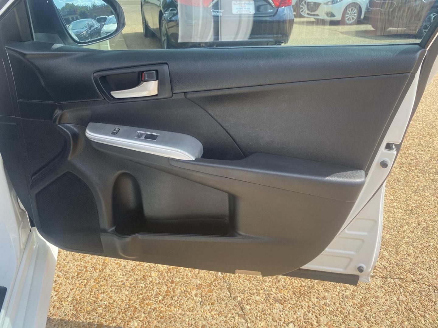 2012 WHITE TOYOTA CAMRY SE (4T1BF1FK5CU) , located at 922 W. Beacon St., Philadelphia, MS, 39350, (601) 650-3675, 32.770447, -89.127151 - Photo#11