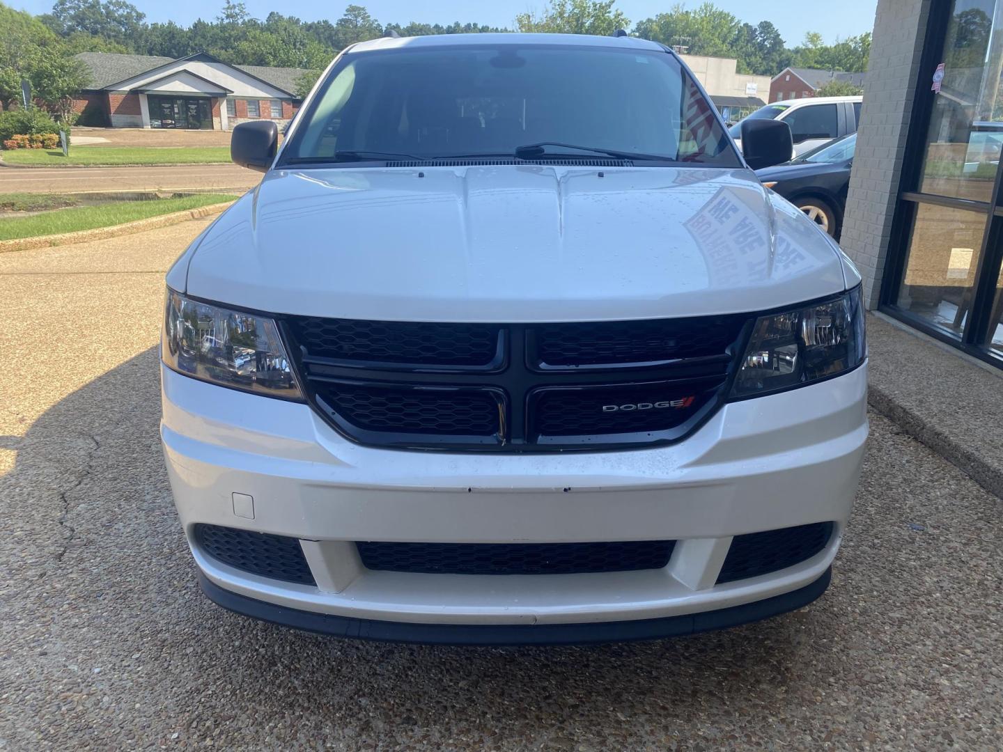 2018 WHITE DODGE JOURNEY SE (3C4PDCAB6JT) , located at 922 W. Beacon St., Philadelphia, MS, 39350, (601) 650-3675, 32.770447, -89.127151 - Photo#1