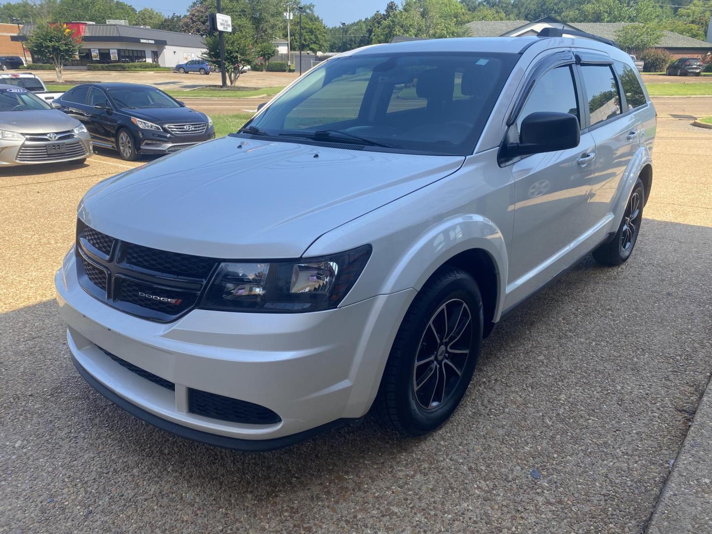 2018 WHITE DODGE JOURNEY SE (3C4PDCAB6JT) , located at 922 W. Beacon St., Philadelphia, MS, 39350, (601) 650-3675, 32.770447, -89.127151 - Photo#2