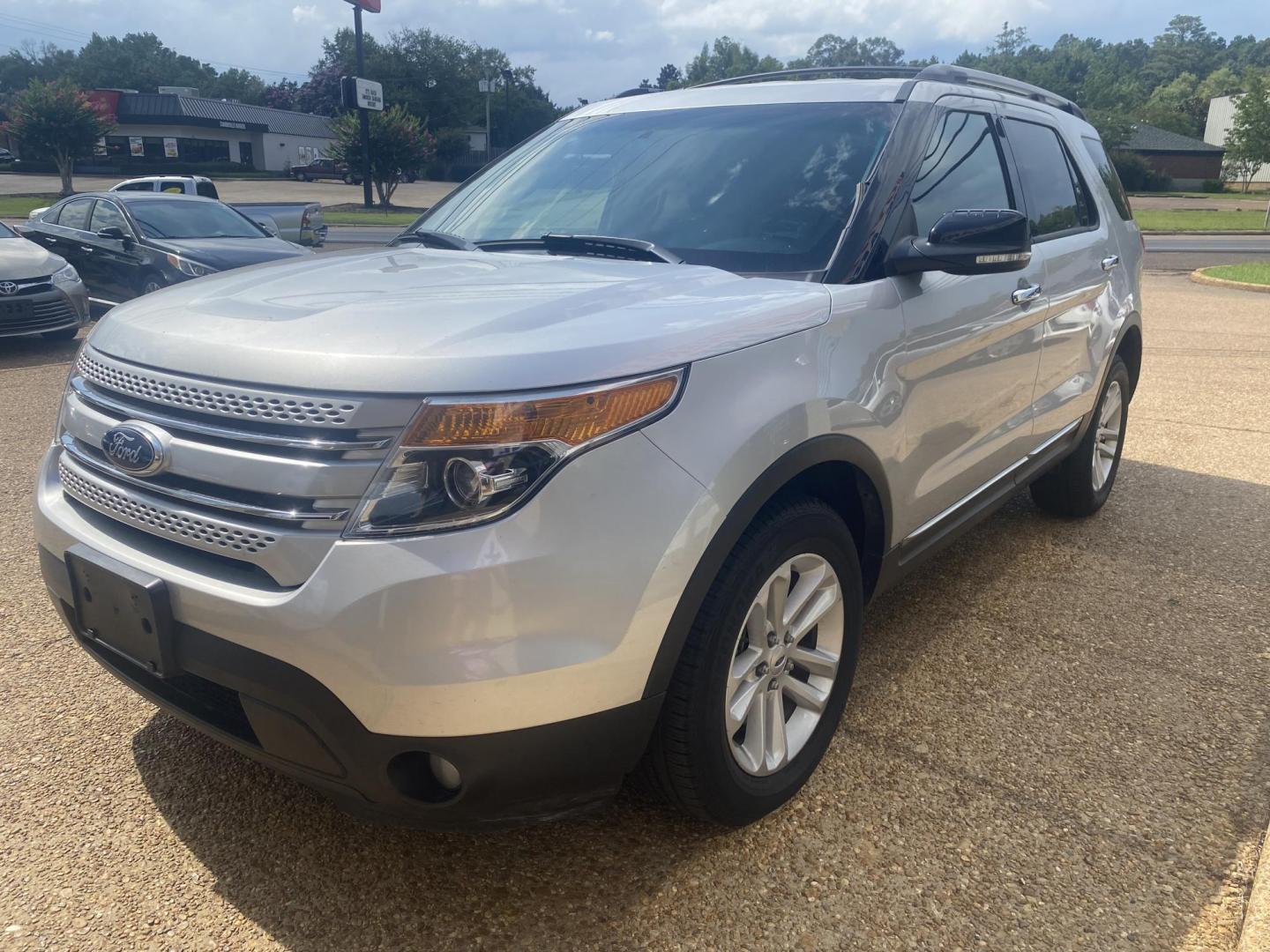 2013 SILVER FORD EXPLORER XLT (1FM5K8D83DG) , located at 922 W. Beacon St., Philadelphia, MS, 39350, (601) 650-3675, 32.770447, -89.127151 - Photo#2