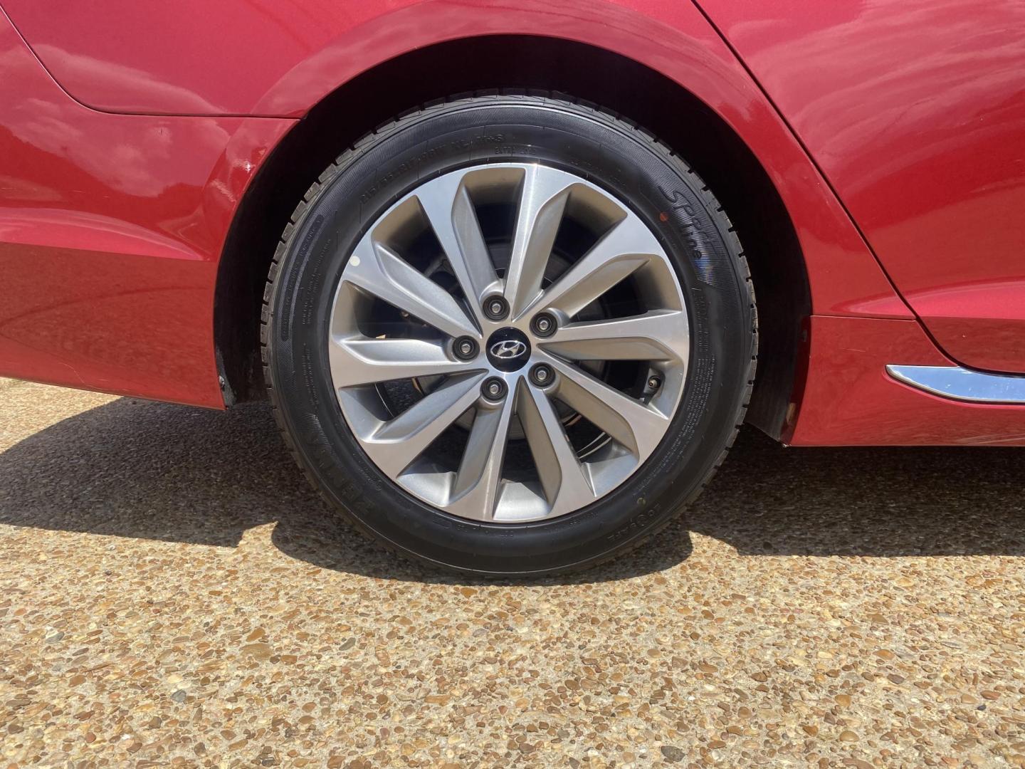 2017 RED HYUNDAI SONATA LIMITED; SPOR (5NPE34AF6HH) , located at 922 W. Beacon St., Philadelphia, MS, 39350, (601) 650-3675, 32.770447, -89.127151 - Photo#7