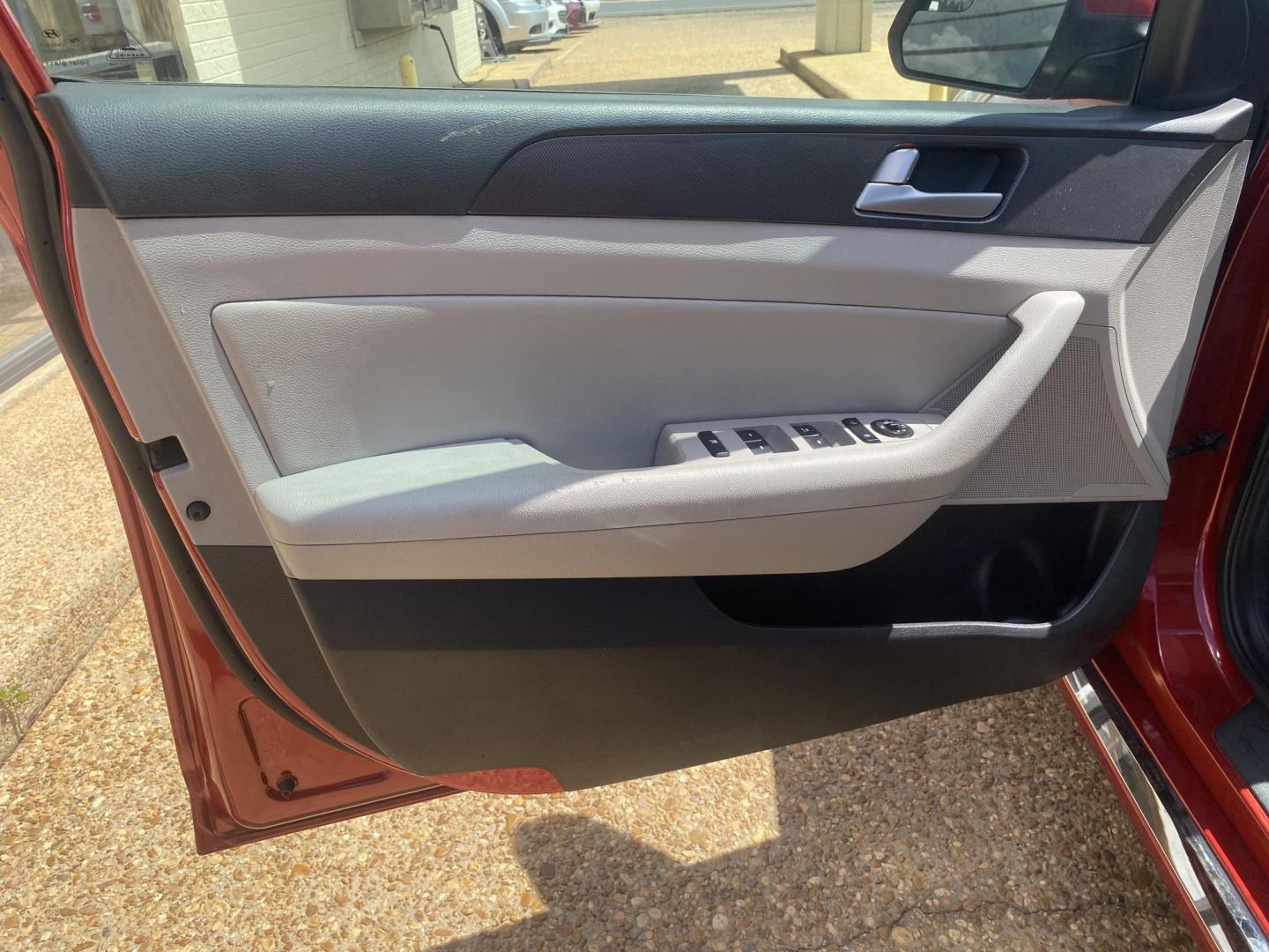 2017 RED HYUNDAI SONATA LIMITED; SPOR (5NPE34AF6HH) , located at 922 W. Beacon St., Philadelphia, MS, 39350, (601) 650-3675, 32.770447, -89.127151 - Photo#8