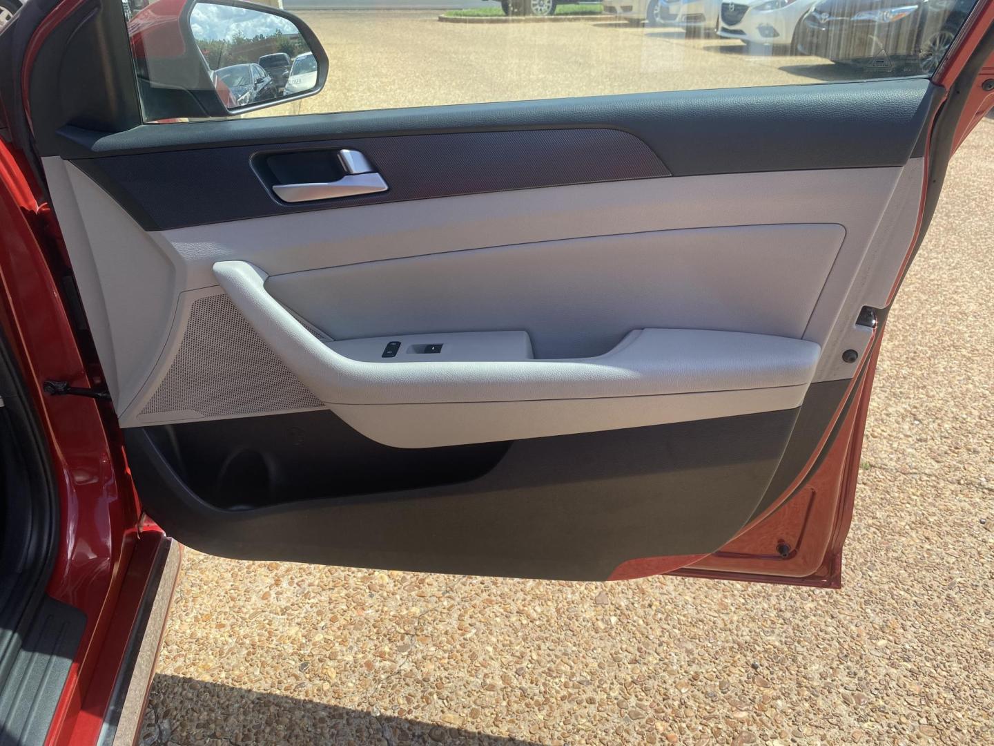 2017 RED HYUNDAI SONATA LIMITED; SPOR (5NPE34AF6HH) , located at 922 W. Beacon St., Philadelphia, MS, 39350, (601) 650-3675, 32.770447, -89.127151 - Photo#11
