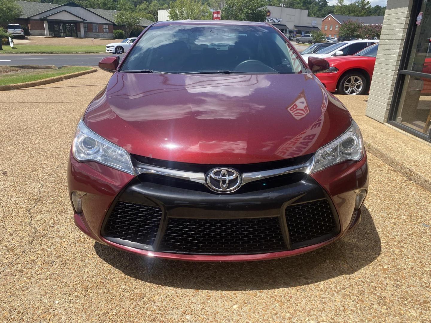 2015 RED TOYOTA CAMRY SE (4T1BF1FKXFU) , located at 922 W. Beacon St., Philadelphia, MS, 39350, (601) 650-3675, 32.770447, -89.127151 - Photo#1