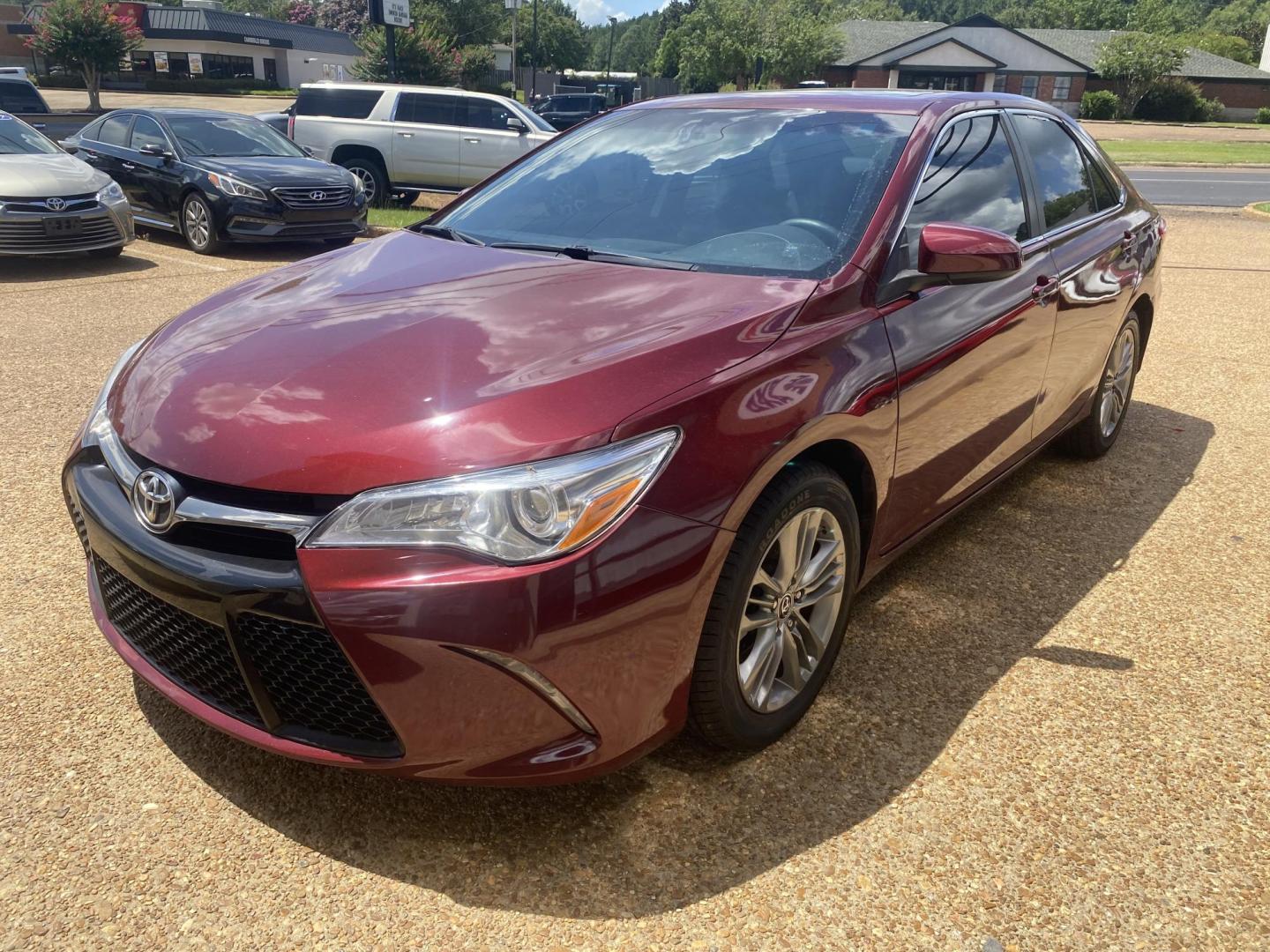2015 RED TOYOTA CAMRY SE (4T1BF1FKXFU) , located at 922 W. Beacon St., Philadelphia, MS, 39350, (601) 650-3675, 32.770447, -89.127151 - Photo#2