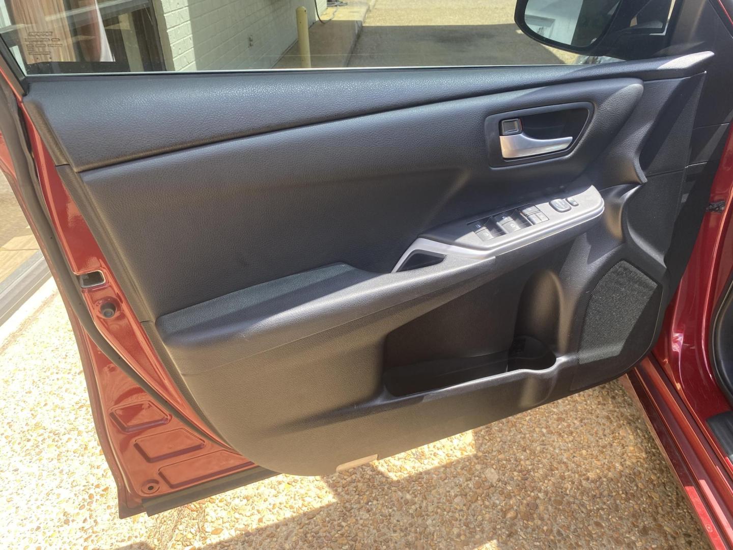 2015 RED TOYOTA CAMRY SE (4T1BF1FKXFU) , located at 922 W. Beacon St., Philadelphia, MS, 39350, (601) 650-3675, 32.770447, -89.127151 - Photo#8