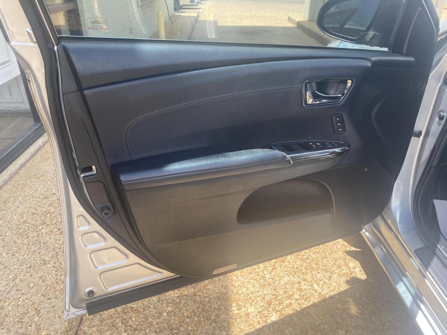 2015 SILVER TOYOTA AVALON LIMITED (4T1BK1EB0FU) , located at 922 W. Beacon St., Philadelphia, MS, 39350, (601) 650-3675, 32.770447, -89.127151 - Photo#8