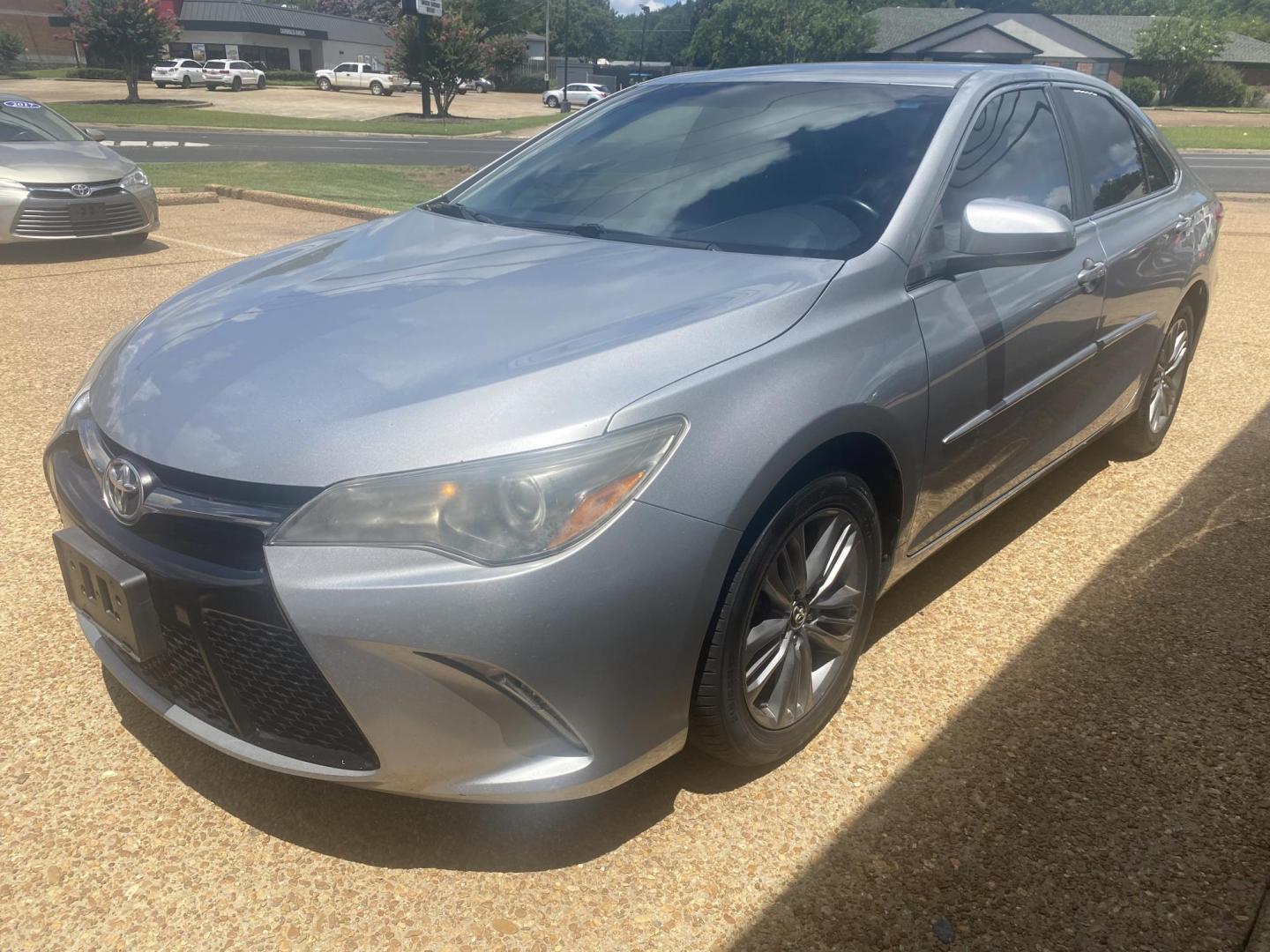 2016 SILVER TOYOTA CAMRY SE (4T1BF1FK9GU) , located at 922 W. Beacon St., Philadelphia, MS, 39350, (601) 650-3675, 32.770447, -89.127151 - Photo#2