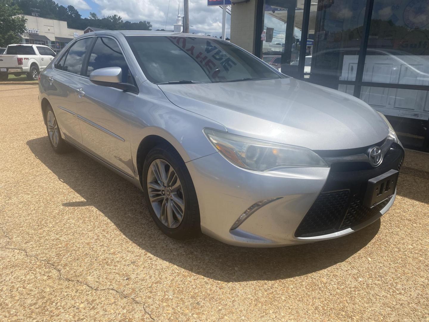 2016 SILVER TOYOTA CAMRY SE (4T1BF1FK9GU) , located at 922 W. Beacon St., Philadelphia, MS, 39350, (601) 650-3675, 32.770447, -89.127151 - Photo#0