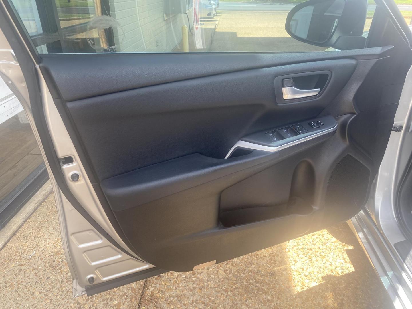 2016 SILVER TOYOTA CAMRY SE (4T1BF1FK9GU) , located at 922 W. Beacon St., Philadelphia, MS, 39350, (601) 650-3675, 32.770447, -89.127151 - Photo#8