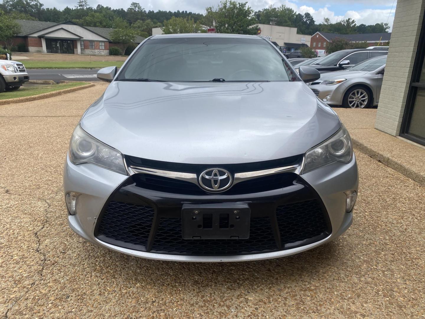 2015 SILVER TOYOTA CAMRY SE (4T1BF1FKXFU) , located at 922 W. Beacon St., Philadelphia, MS, 39350, (601) 650-3675, 32.770447, -89.127151 - Photo#1