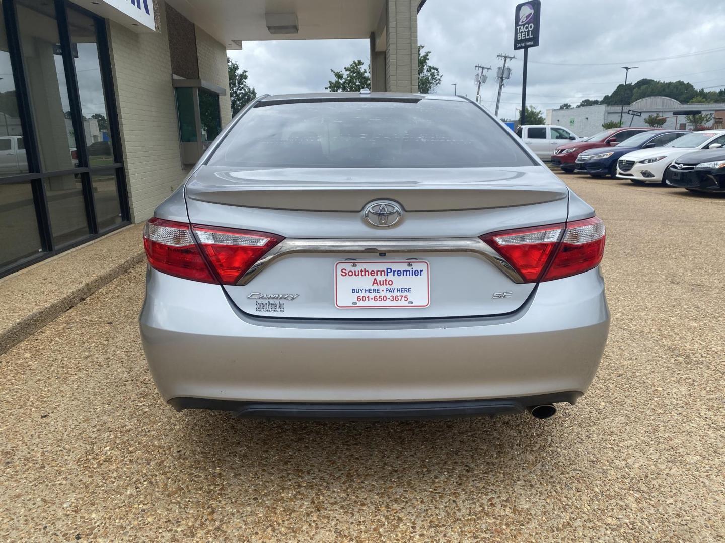 2015 SILVER TOYOTA CAMRY SE (4T1BF1FKXFU) , located at 922 W. Beacon St., Philadelphia, MS, 39350, (601) 650-3675, 32.770447, -89.127151 - Photo#4