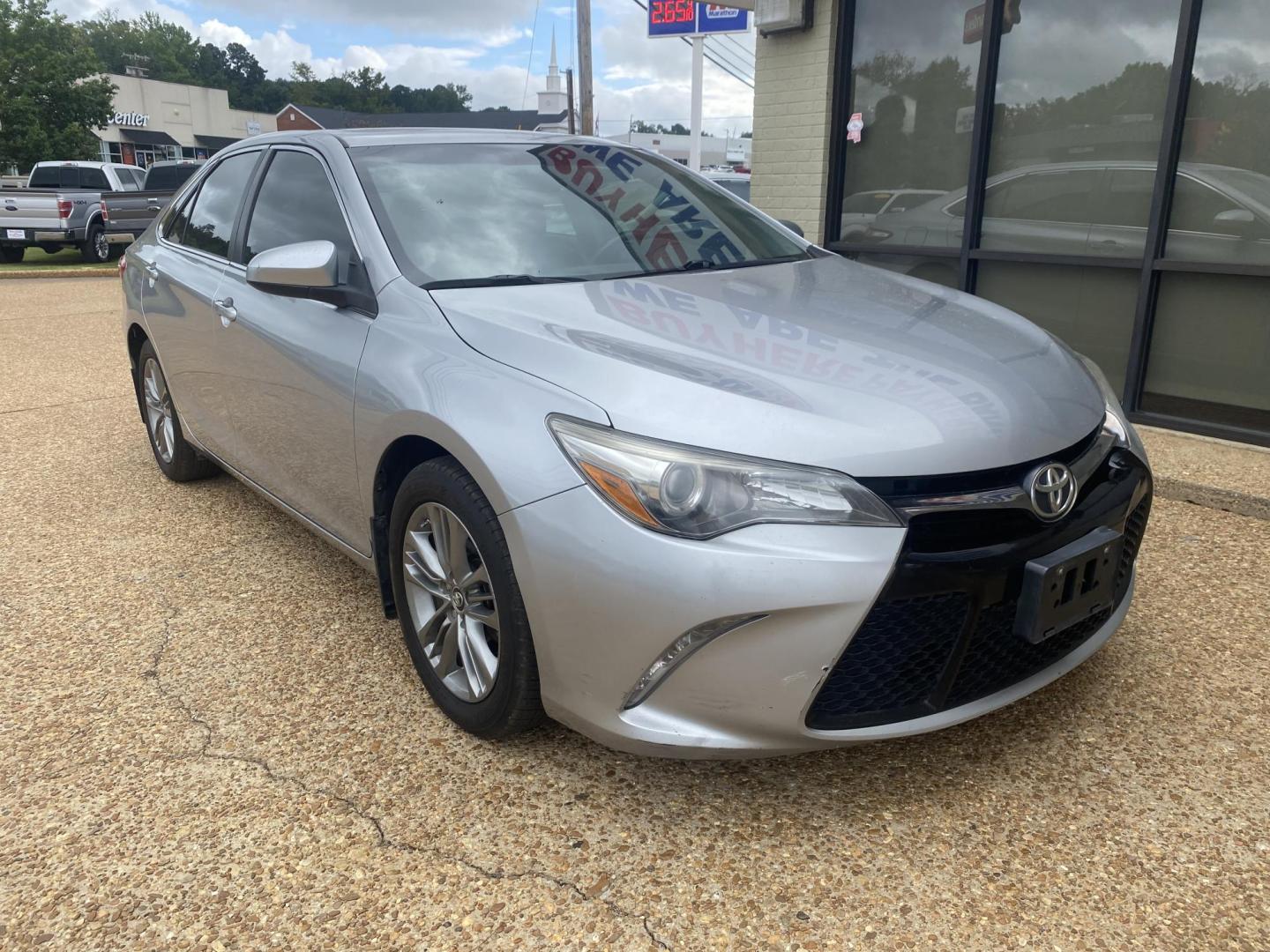 2015 SILVER TOYOTA CAMRY SE (4T1BF1FKXFU) , located at 922 W. Beacon St., Philadelphia, MS, 39350, (601) 650-3675, 32.770447, -89.127151 - Photo#0