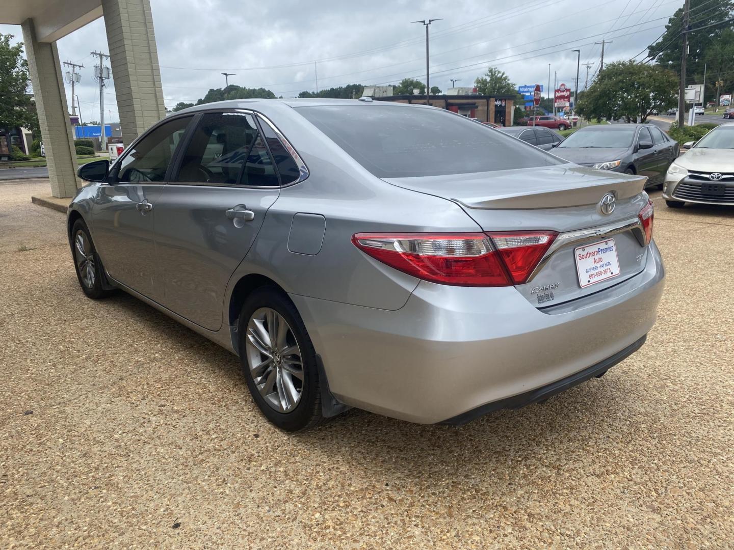 2015 SILVER TOYOTA CAMRY SE (4T1BF1FKXFU) , located at 922 W. Beacon St., Philadelphia, MS, 39350, (601) 650-3675, 32.770447, -89.127151 - Photo#3