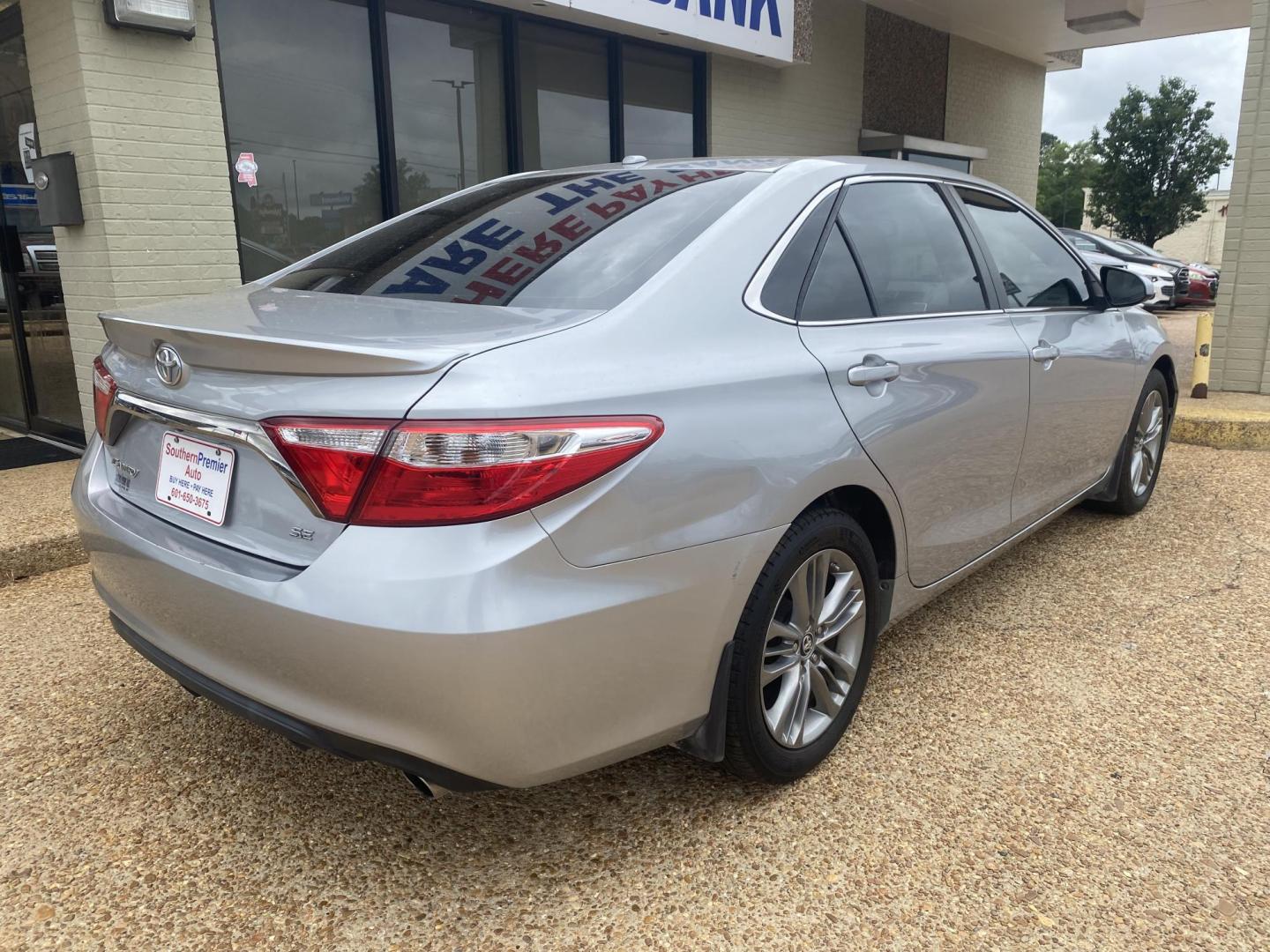 2015 SILVER TOYOTA CAMRY SE (4T1BF1FKXFU) , located at 922 W. Beacon St., Philadelphia, MS, 39350, (601) 650-3675, 32.770447, -89.127151 - Photo#5
