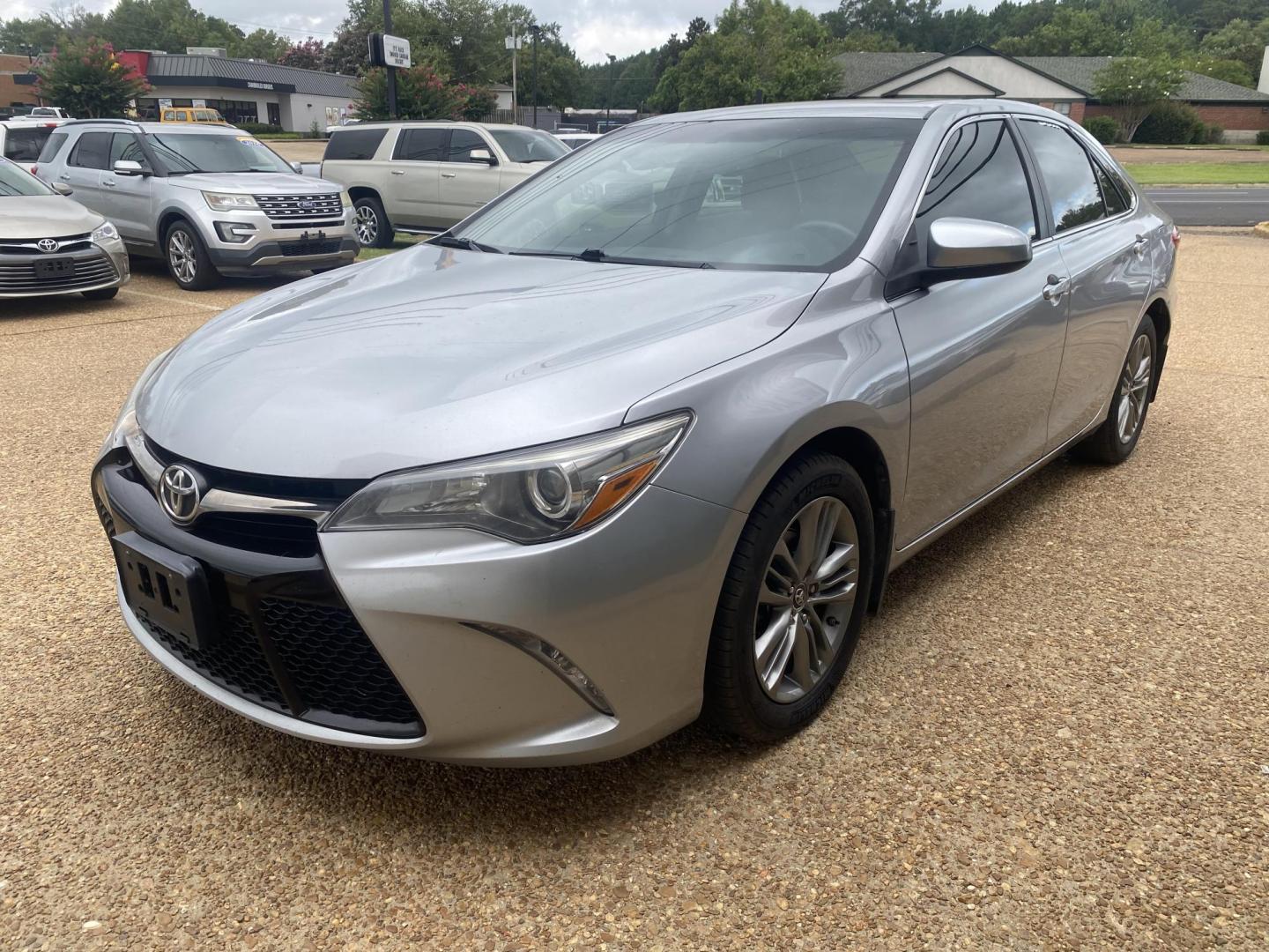 2015 SILVER TOYOTA CAMRY SE (4T1BF1FKXFU) , located at 922 W. Beacon St., Philadelphia, MS, 39350, (601) 650-3675, 32.770447, -89.127151 - Photo#2