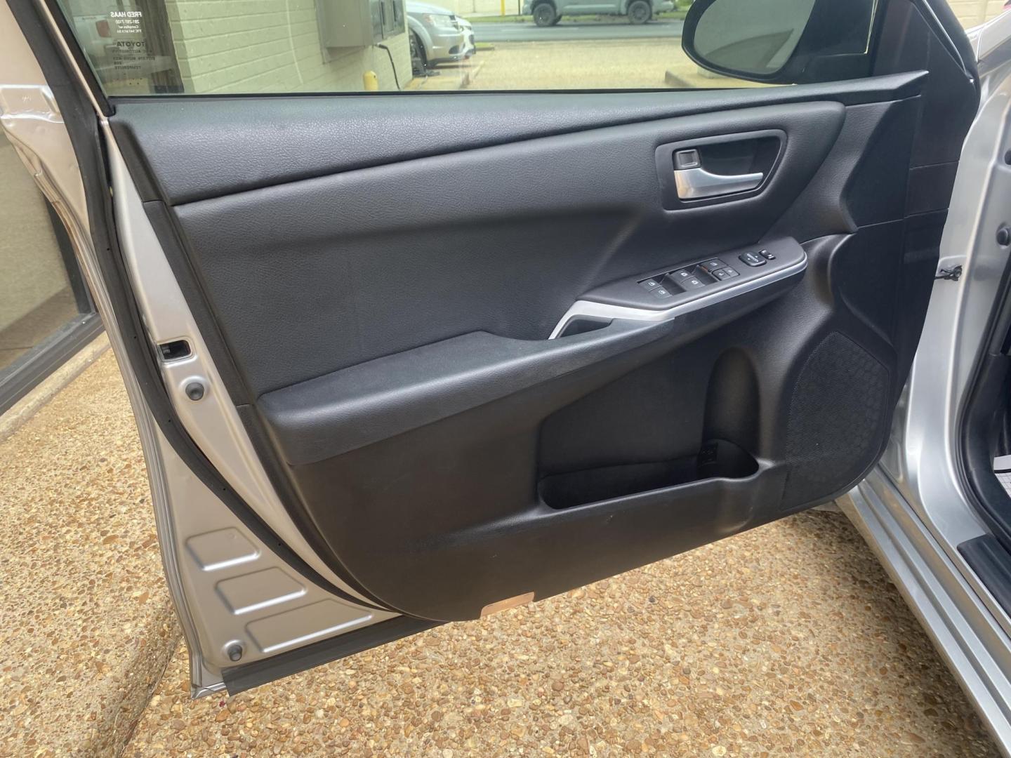 2015 SILVER TOYOTA CAMRY SE (4T1BF1FKXFU) , located at 922 W. Beacon St., Philadelphia, MS, 39350, (601) 650-3675, 32.770447, -89.127151 - Photo#8