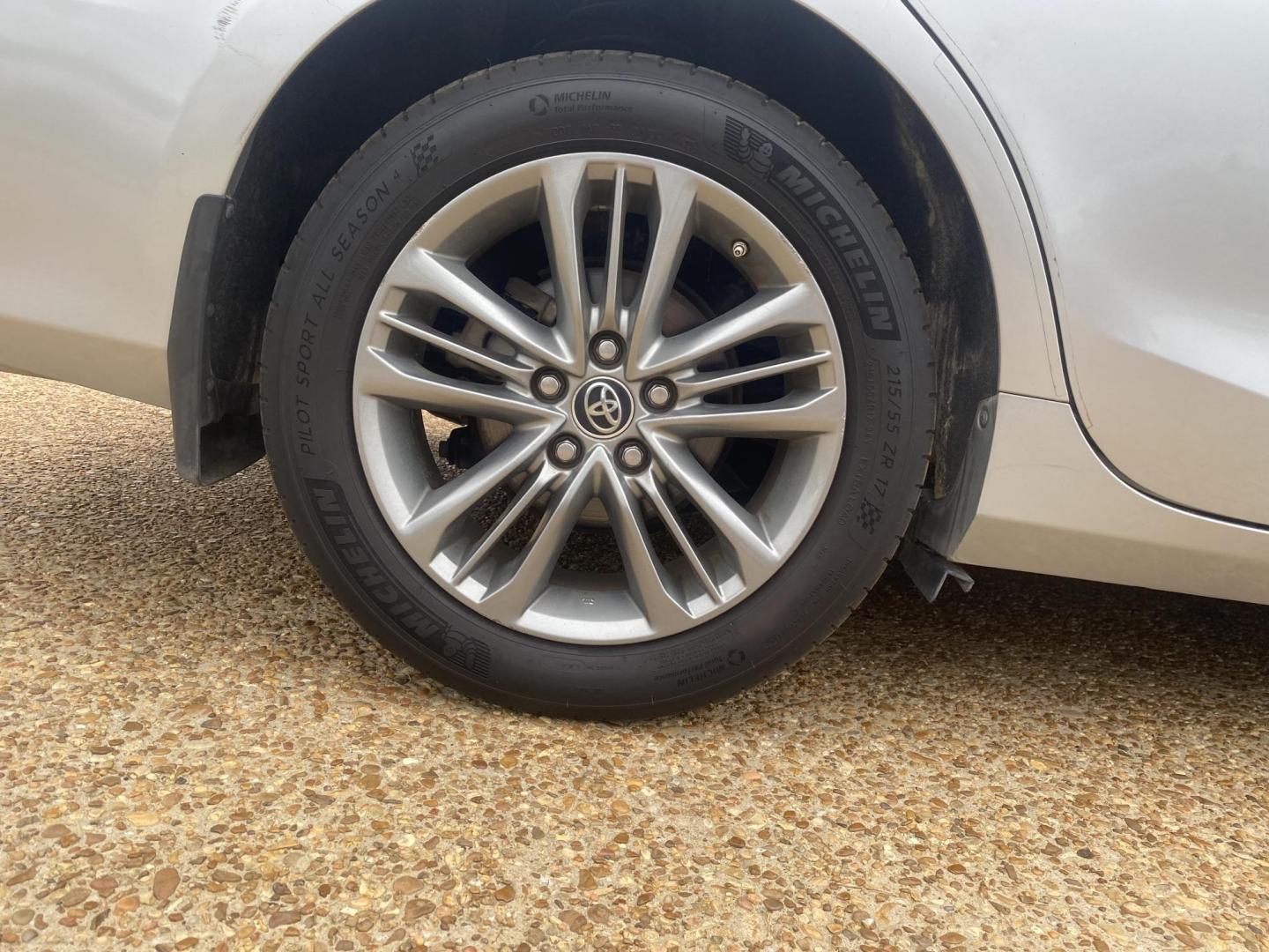 2015 SILVER TOYOTA CAMRY SE (4T1BF1FKXFU) , located at 922 W. Beacon St., Philadelphia, MS, 39350, (601) 650-3675, 32.770447, -89.127151 - Photo#7