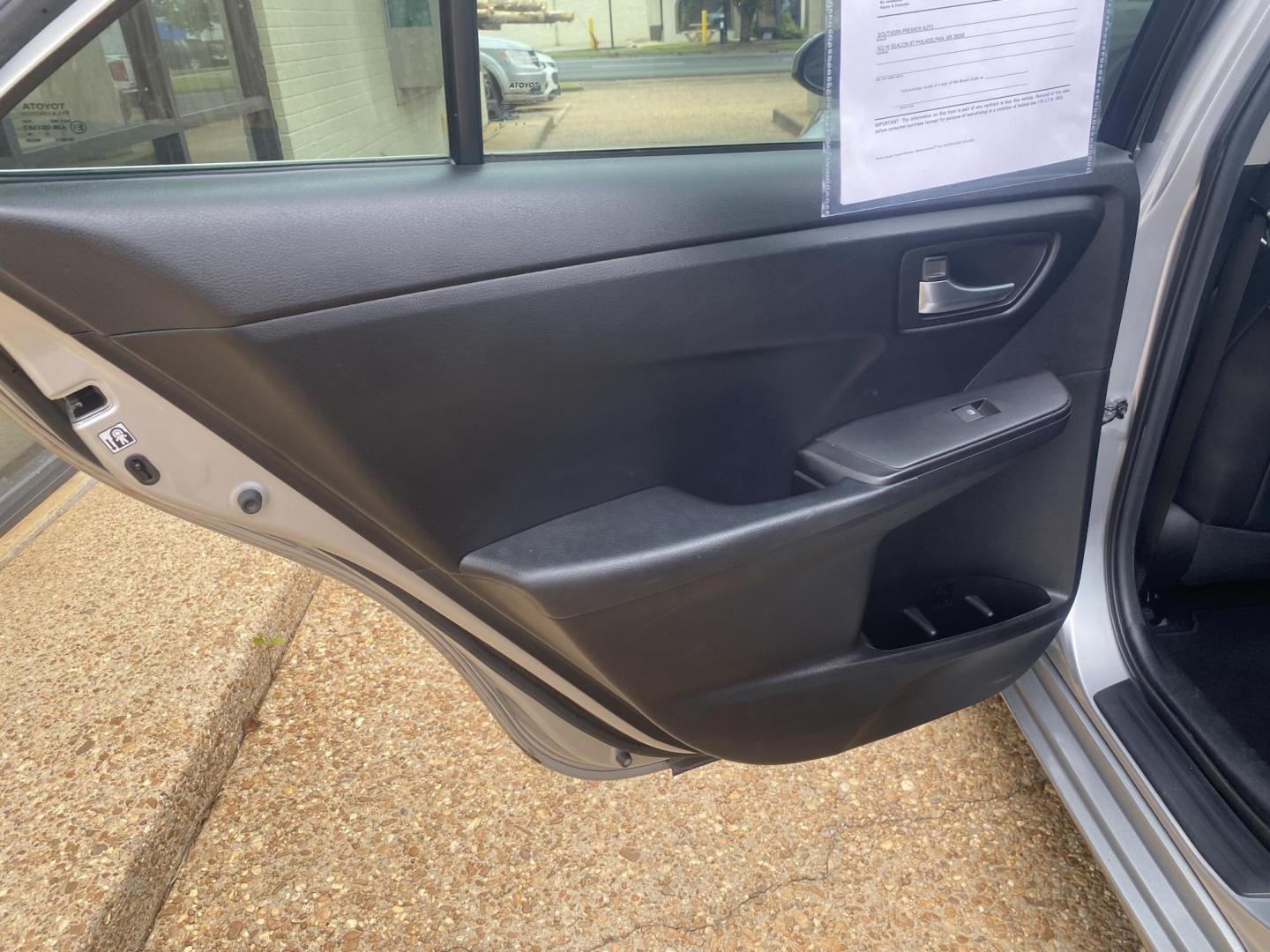 2015 SILVER TOYOTA CAMRY SE (4T1BF1FKXFU) , located at 922 W. Beacon St., Philadelphia, MS, 39350, (601) 650-3675, 32.770447, -89.127151 - Photo#12