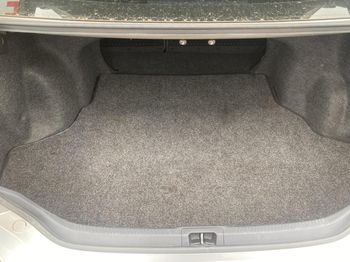 2015 SILVER TOYOTA CAMRY SE (4T1BF1FKXFU) , located at 922 W. Beacon St., Philadelphia, MS, 39350, (601) 650-3675, 32.770447, -89.127151 - Photo#19