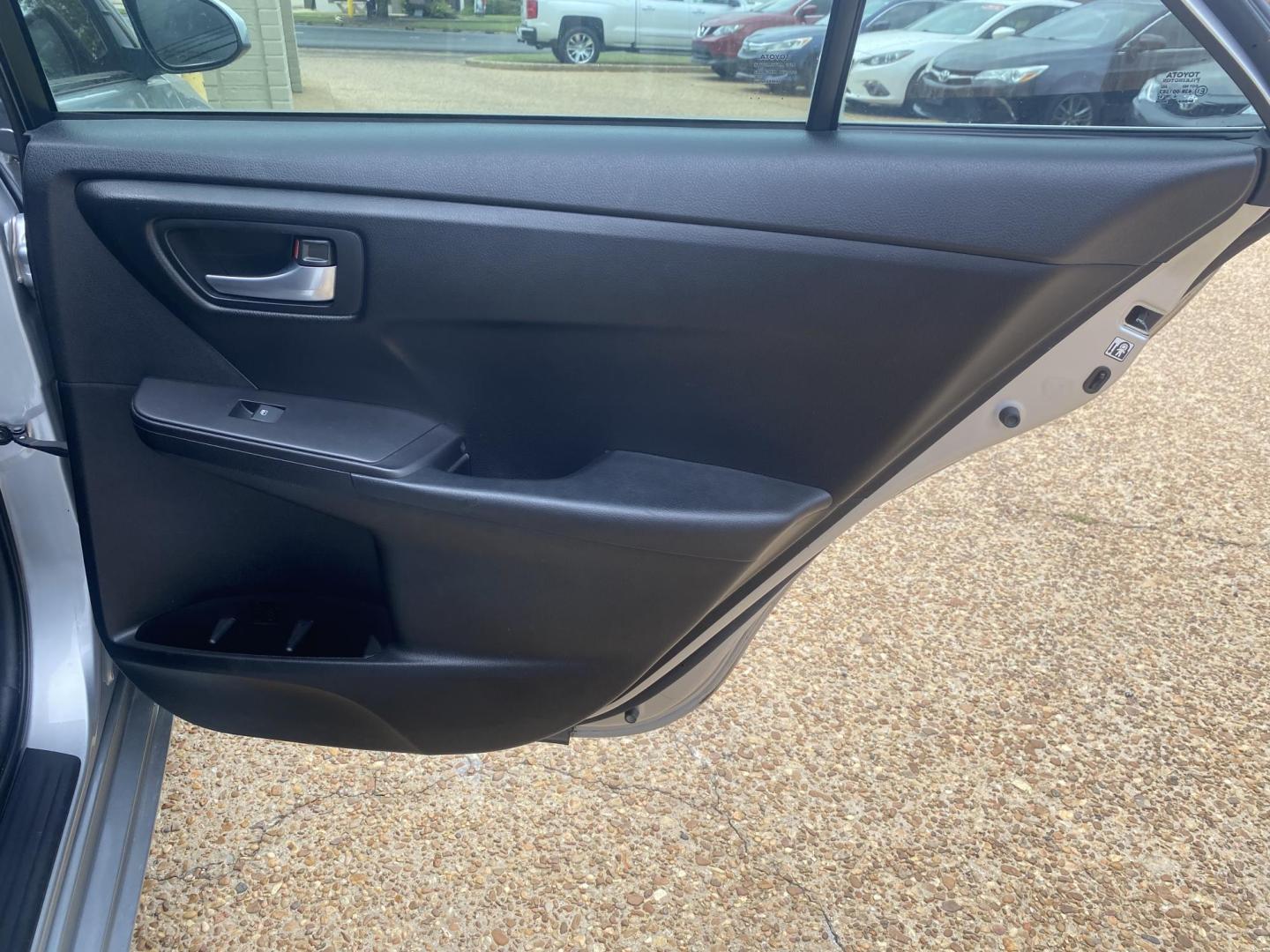 2015 SILVER TOYOTA CAMRY SE (4T1BF1FKXFU) , located at 922 W. Beacon St., Philadelphia, MS, 39350, (601) 650-3675, 32.770447, -89.127151 - Photo#15