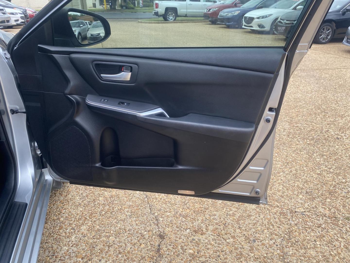 2015 SILVER TOYOTA CAMRY SE (4T1BF1FKXFU) , located at 922 W. Beacon St., Philadelphia, MS, 39350, (601) 650-3675, 32.770447, -89.127151 - Photo#11