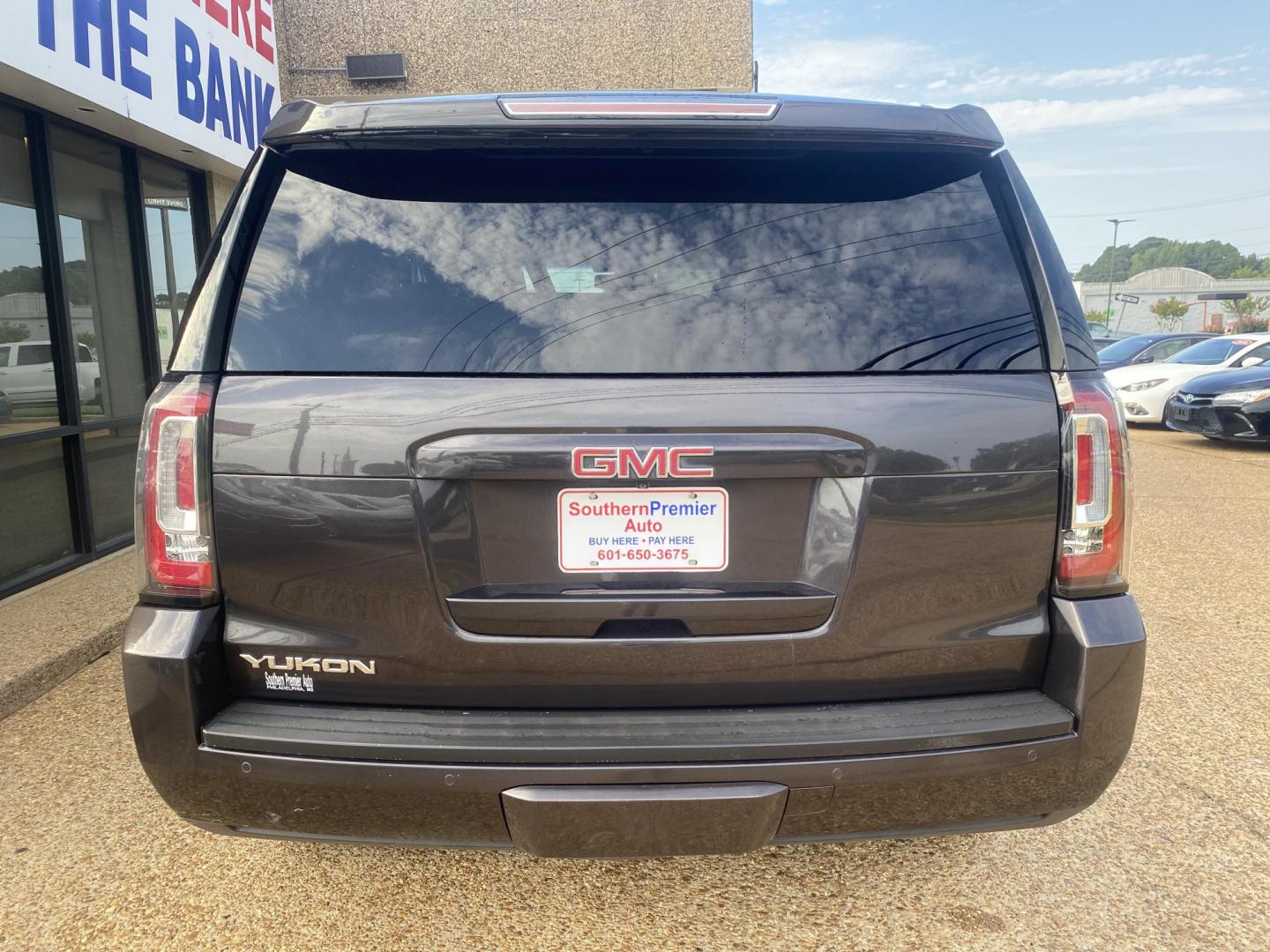 2017 GRAY GMC YUKON SLT (1GKS1BKC8HR) , located at 922 W. Beacon St., Philadelphia, MS, 39350, (601) 650-3675, 32.770447, -89.127151 - Photo#4