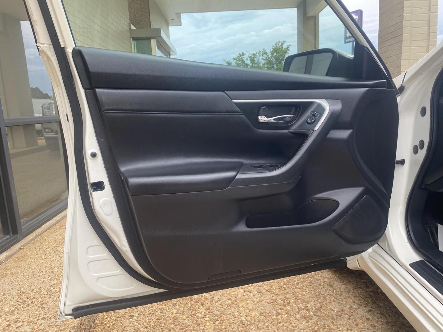 2017 WHITE NISSAN ALTIMA SR (1N4AL3AP9HC) , located at 922 W. Beacon St., Philadelphia, MS, 39350, (601) 650-3675, 32.770447, -89.127151 - Photo#8