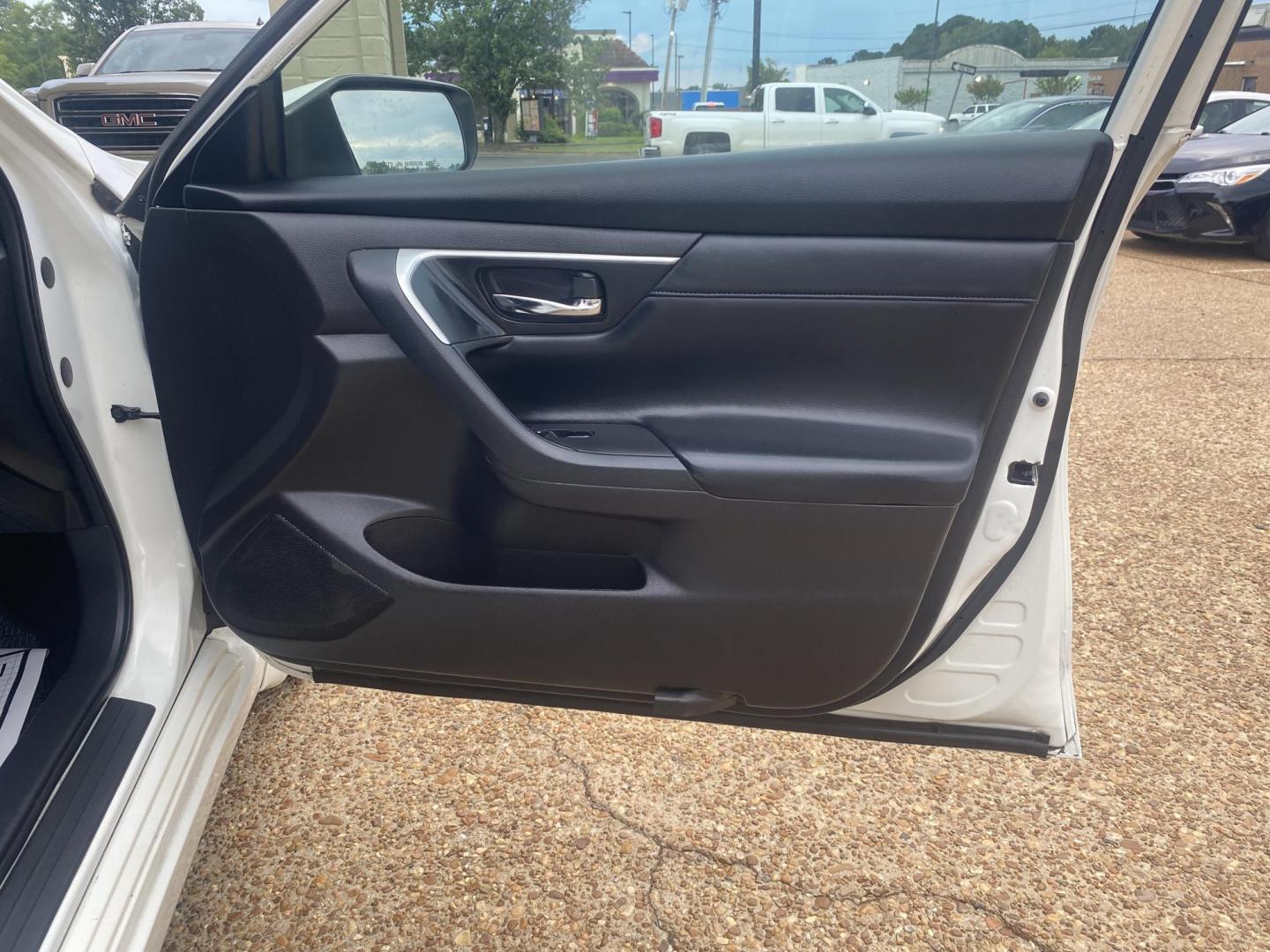 2017 WHITE NISSAN ALTIMA SR (1N4AL3AP9HC) , located at 922 W. Beacon St., Philadelphia, MS, 39350, (601) 650-3675, 32.770447, -89.127151 - Photo#11