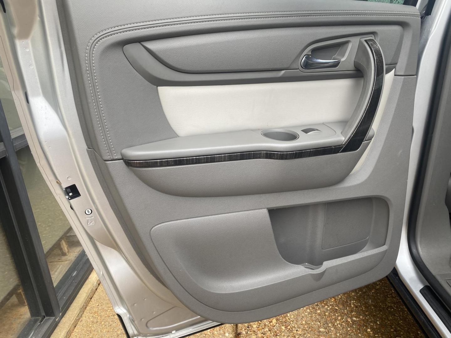 2016 SILVER GMC ACADIA SLT1 (1GKKRRKD7GJ) , located at 922 W. Beacon St., Philadelphia, MS, 39350, (601) 650-3675, 32.770447, -89.127151 - Photo#12