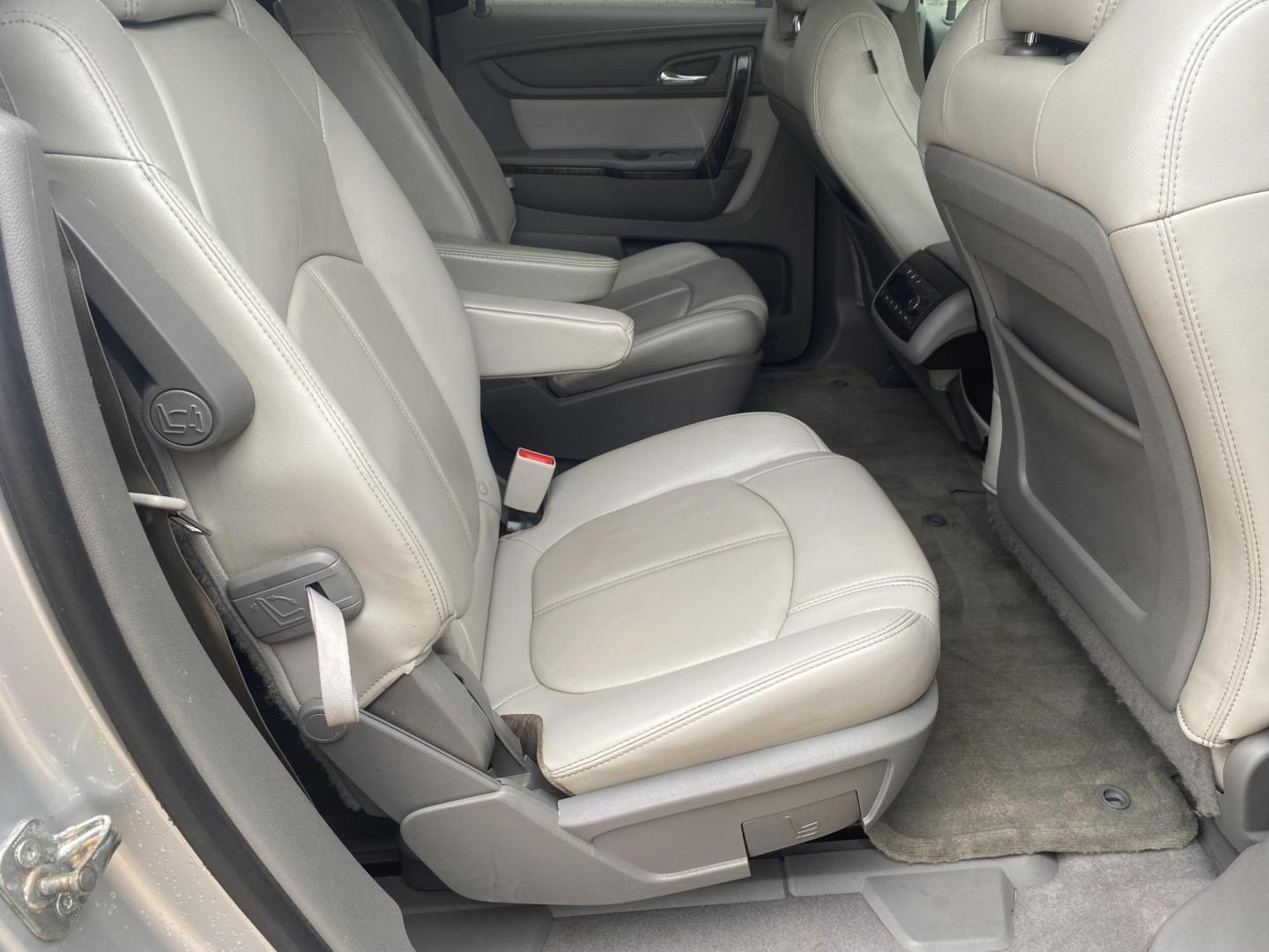 2016 SILVER GMC ACADIA SLT1 (1GKKRRKD7GJ) , located at 922 W. Beacon St., Philadelphia, MS, 39350, (601) 650-3675, 32.770447, -89.127151 - Photo#14