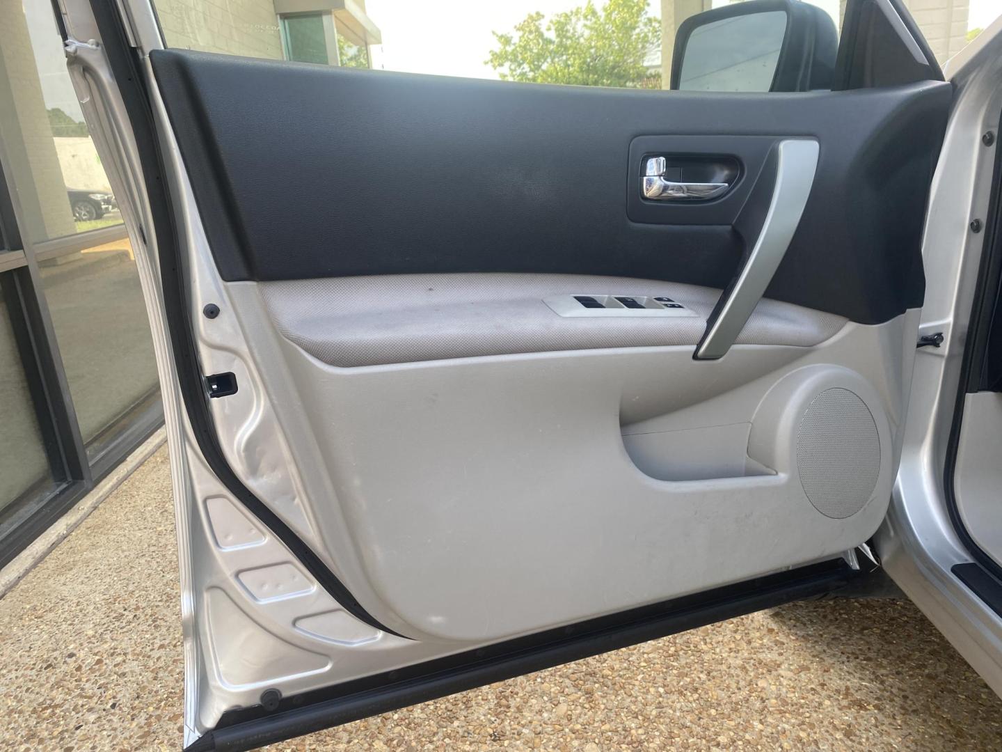 2013 SILVER NISSAN ROGUE SV (JN8AS5MT3DW) , located at 922 W. Beacon St., Philadelphia, MS, 39350, (601) 650-3675, 32.770447, -89.127151 - Photo#8