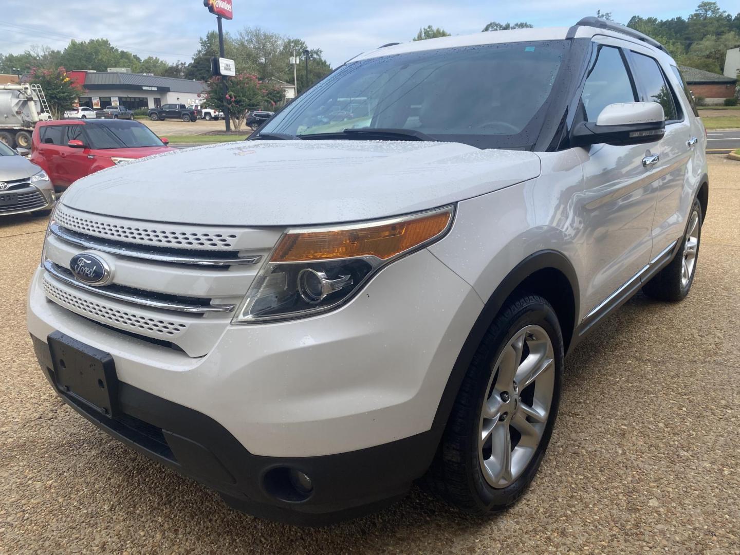 2014 WHITE FORD EXPLORER LIMITED (1FM5K7F83EG) , located at 922 W. Beacon St., Philadelphia, MS, 39350, (601) 650-3675, 32.770447, -89.127151 - Photo#2