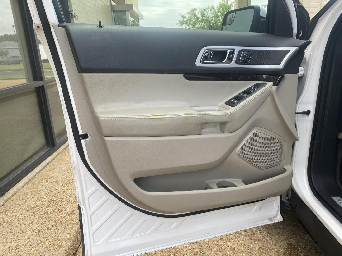 2014 WHITE FORD EXPLORER LIMITED (1FM5K7F83EG) , located at 922 W. Beacon St., Philadelphia, MS, 39350, (601) 650-3675, 32.770447, -89.127151 - Photo#8