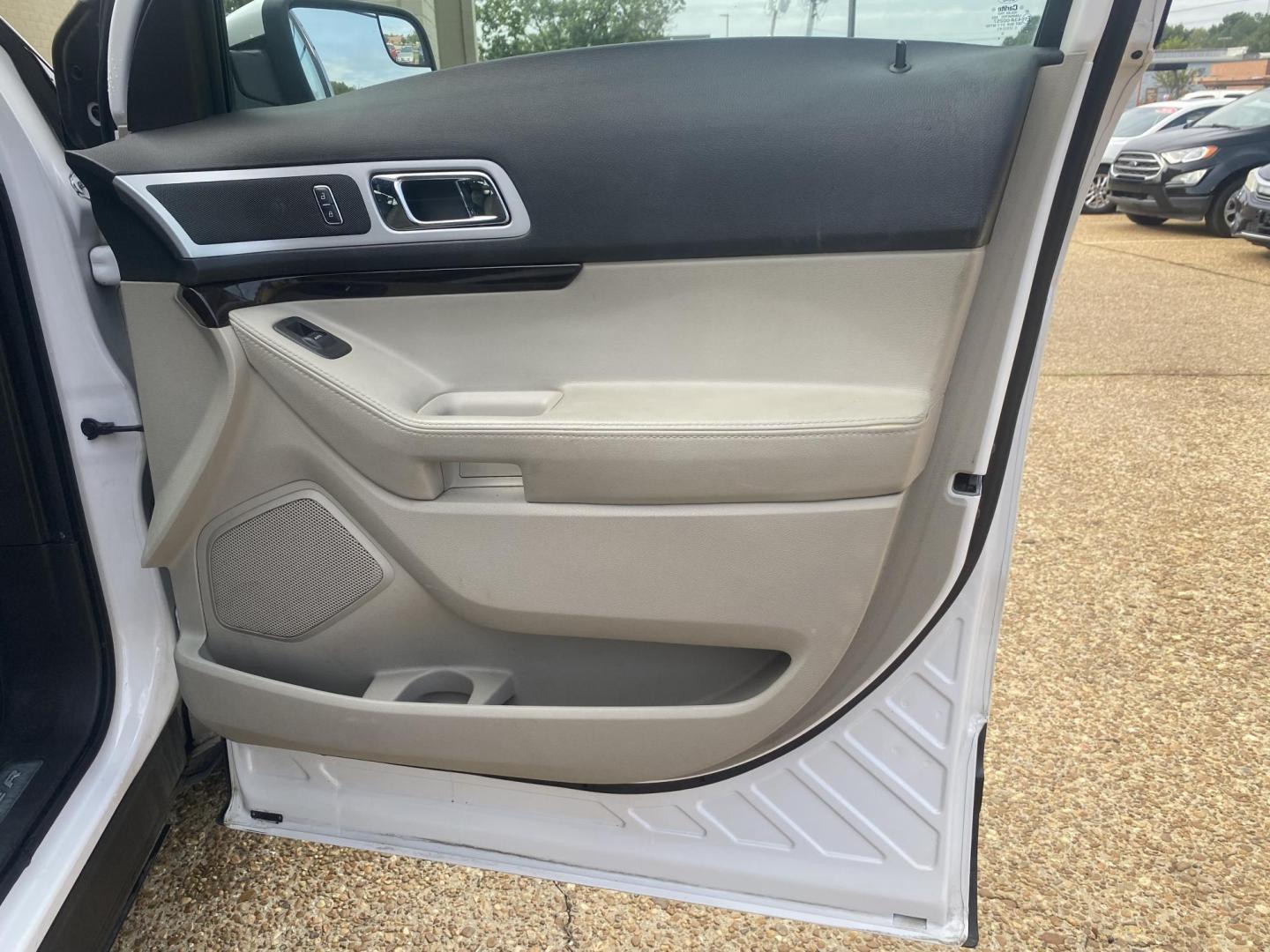 2014 WHITE FORD EXPLORER LIMITED (1FM5K7F83EG) , located at 922 W. Beacon St., Philadelphia, MS, 39350, (601) 650-3675, 32.770447, -89.127151 - Photo#11