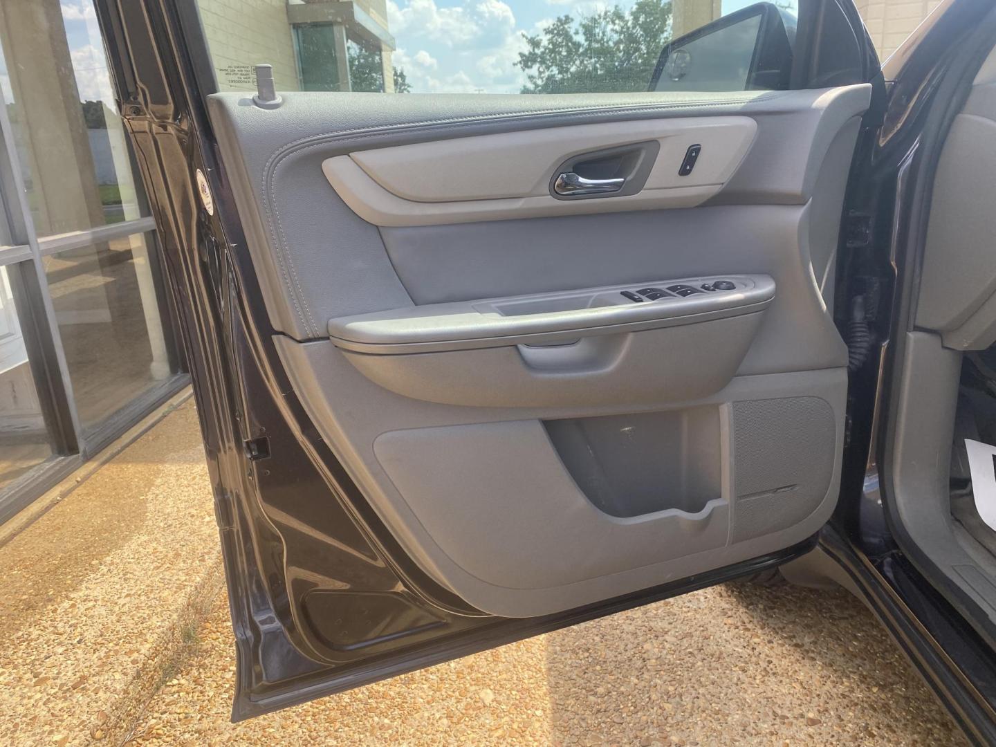 2014 GRAY CHEVROLET TRAVERSE 2LT (1GNKRHKD3EJ) , located at 922 W. Beacon St., Philadelphia, MS, 39350, (601) 650-3675, 32.770447, -89.127151 - Photo#8