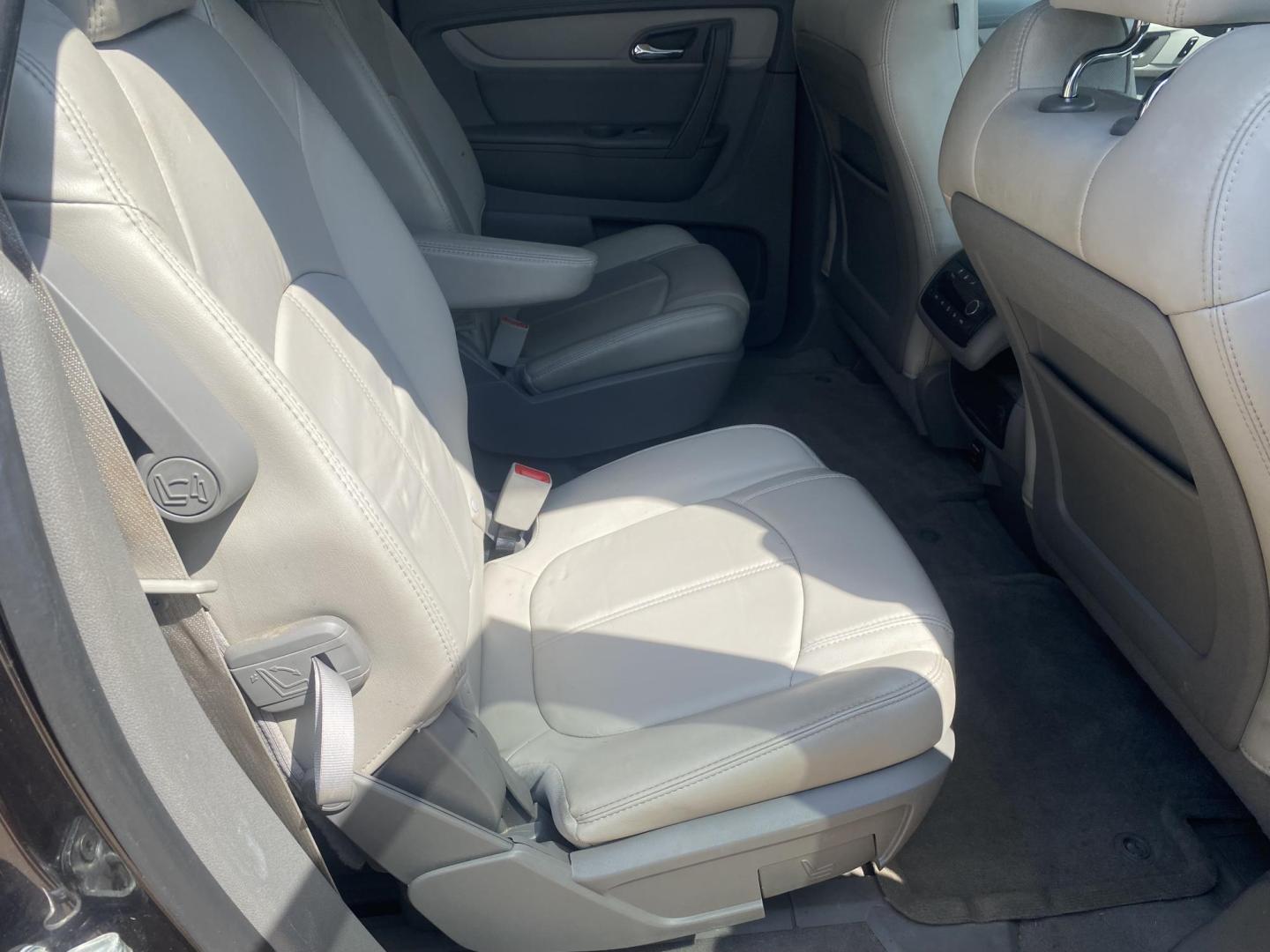 2014 GRAY CHEVROLET TRAVERSE 2LT (1GNKRHKD3EJ) , located at 922 W. Beacon St., Philadelphia, MS, 39350, (601) 650-3675, 32.770447, -89.127151 - Photo#14