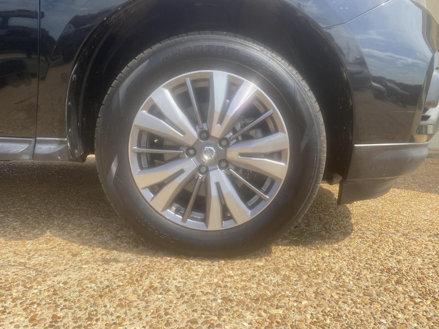 2019 BLACK NISSAN PATHFINDER SV (5N1DR2MMXKC) , located at 922 W. Beacon St., Philadelphia, MS, 39350, (601) 650-3675, 32.770447, -89.127151 - Photo#7