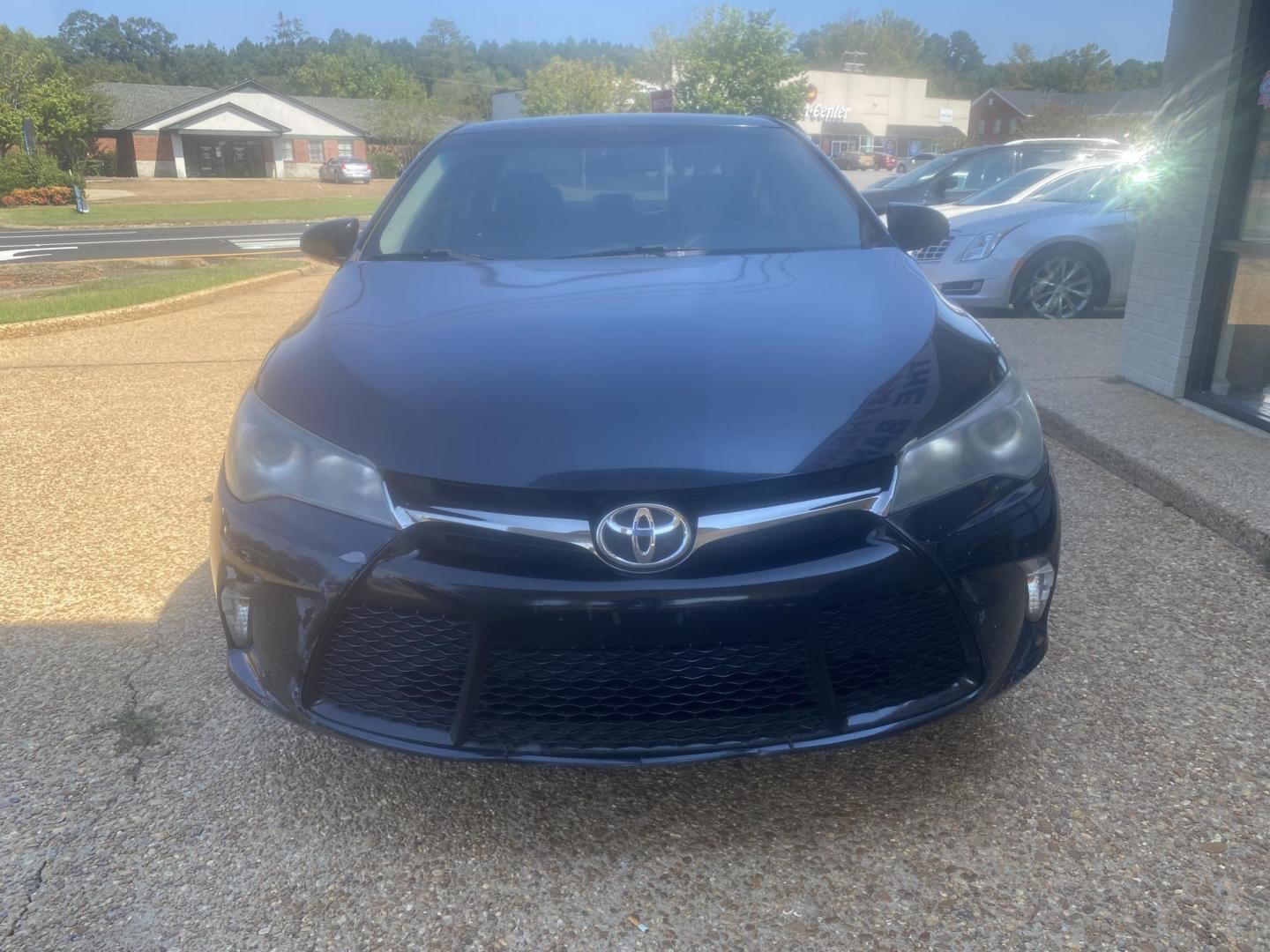 2015 GRAY TOYOTA CAMRY SE (4T1BF1FK3FU) , located at 922 W. Beacon St., Philadelphia, MS, 39350, (601) 650-3675, 32.770447, -89.127151 - Photo#1
