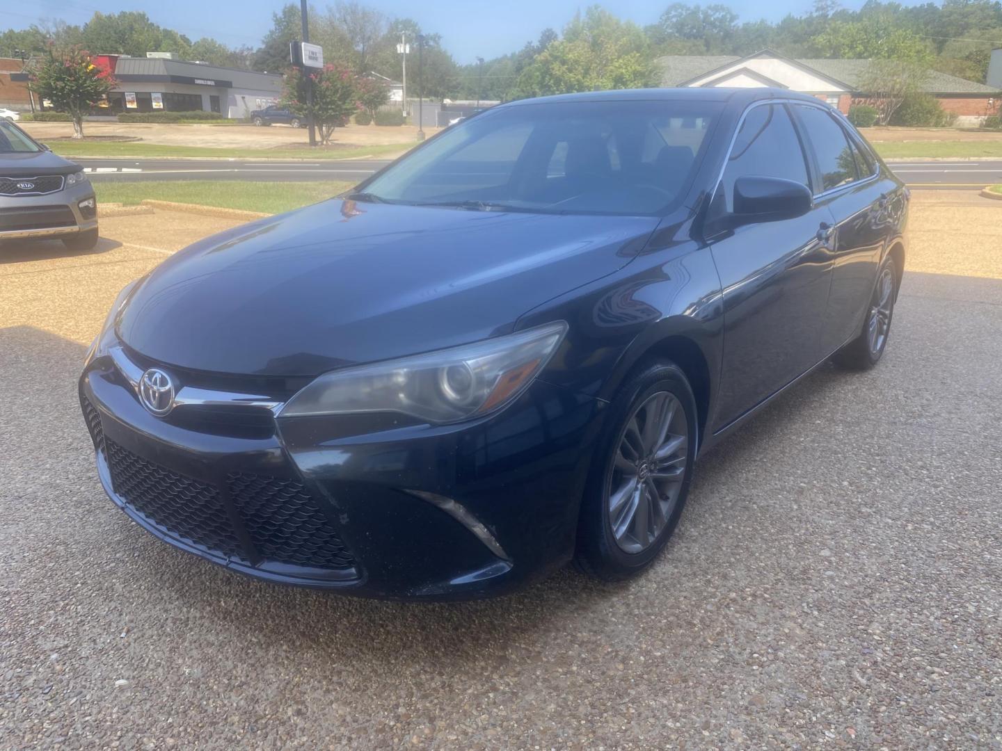2015 GRAY TOYOTA CAMRY SE (4T1BF1FK3FU) , located at 922 W. Beacon St., Philadelphia, MS, 39350, (601) 650-3675, 32.770447, -89.127151 - Photo#2