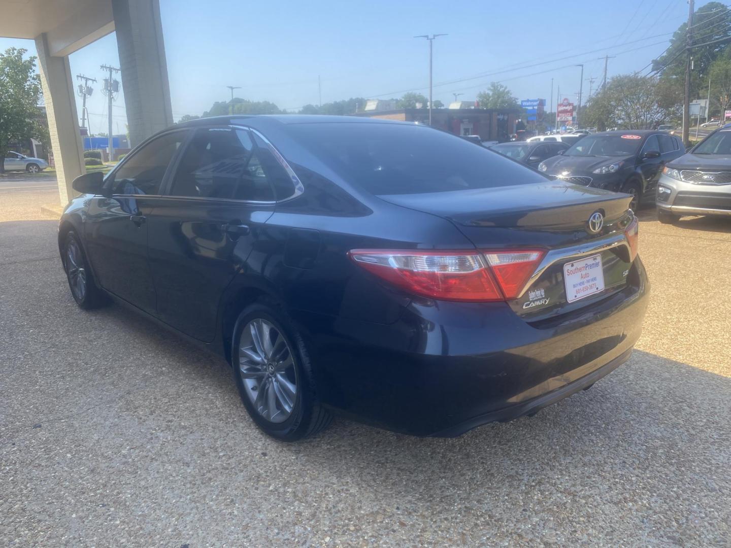 2015 GRAY TOYOTA CAMRY SE (4T1BF1FK3FU) , located at 922 W. Beacon St., Philadelphia, MS, 39350, (601) 650-3675, 32.770447, -89.127151 - Photo#3